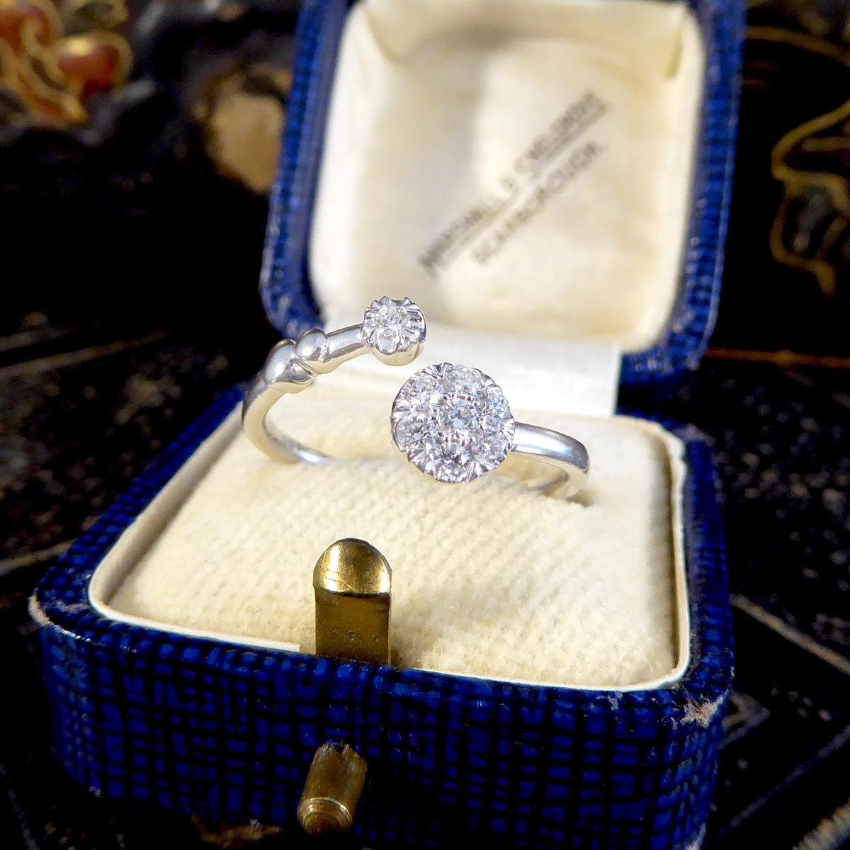 Diamant-Gänseblümchen-Cluster-Torque-Ring aus Weißgold im Angebot 1