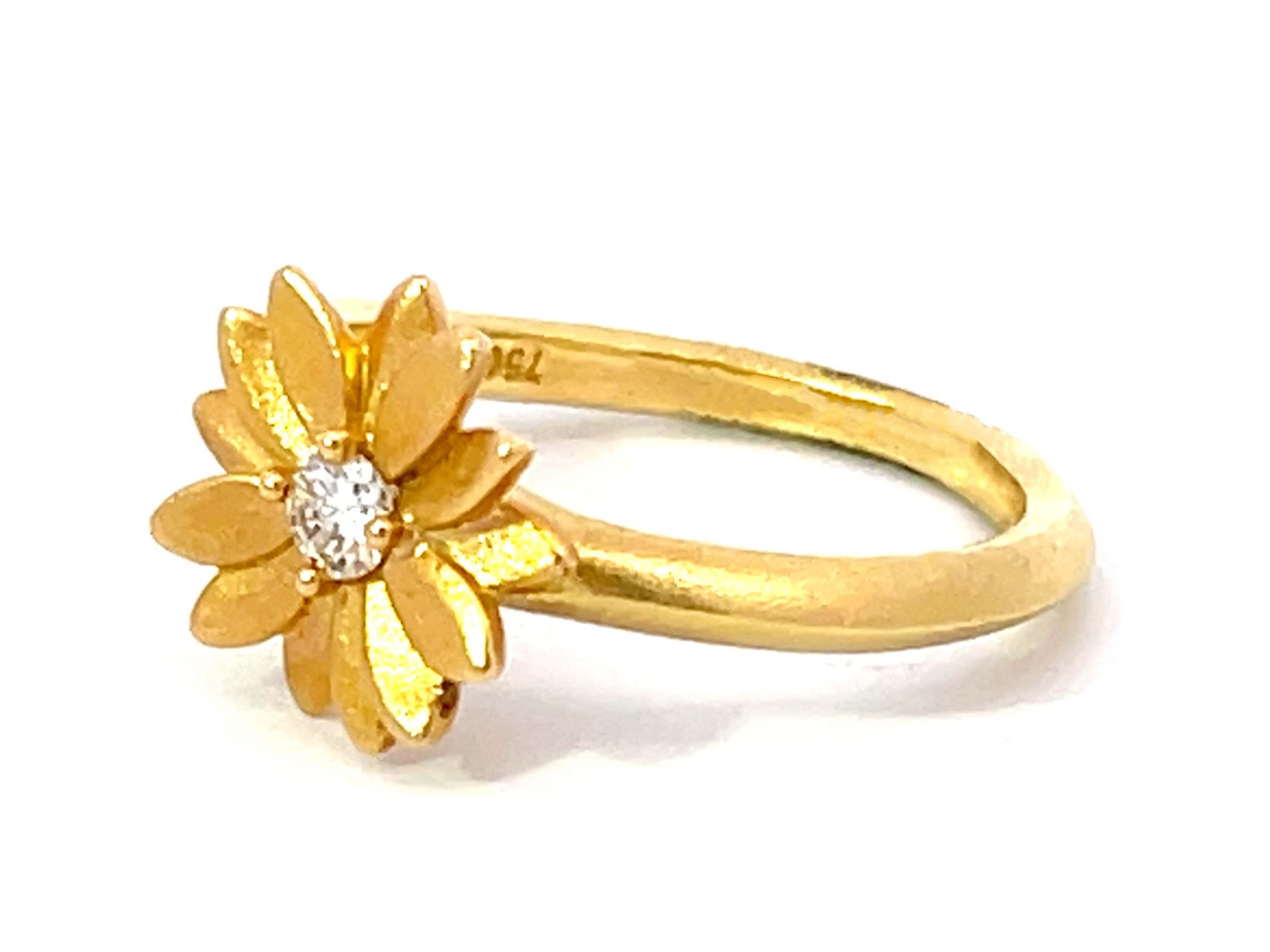 Brilliant Cut Diamond Daisy Flower Matte Ring in 18k Yellow Gold For Sale