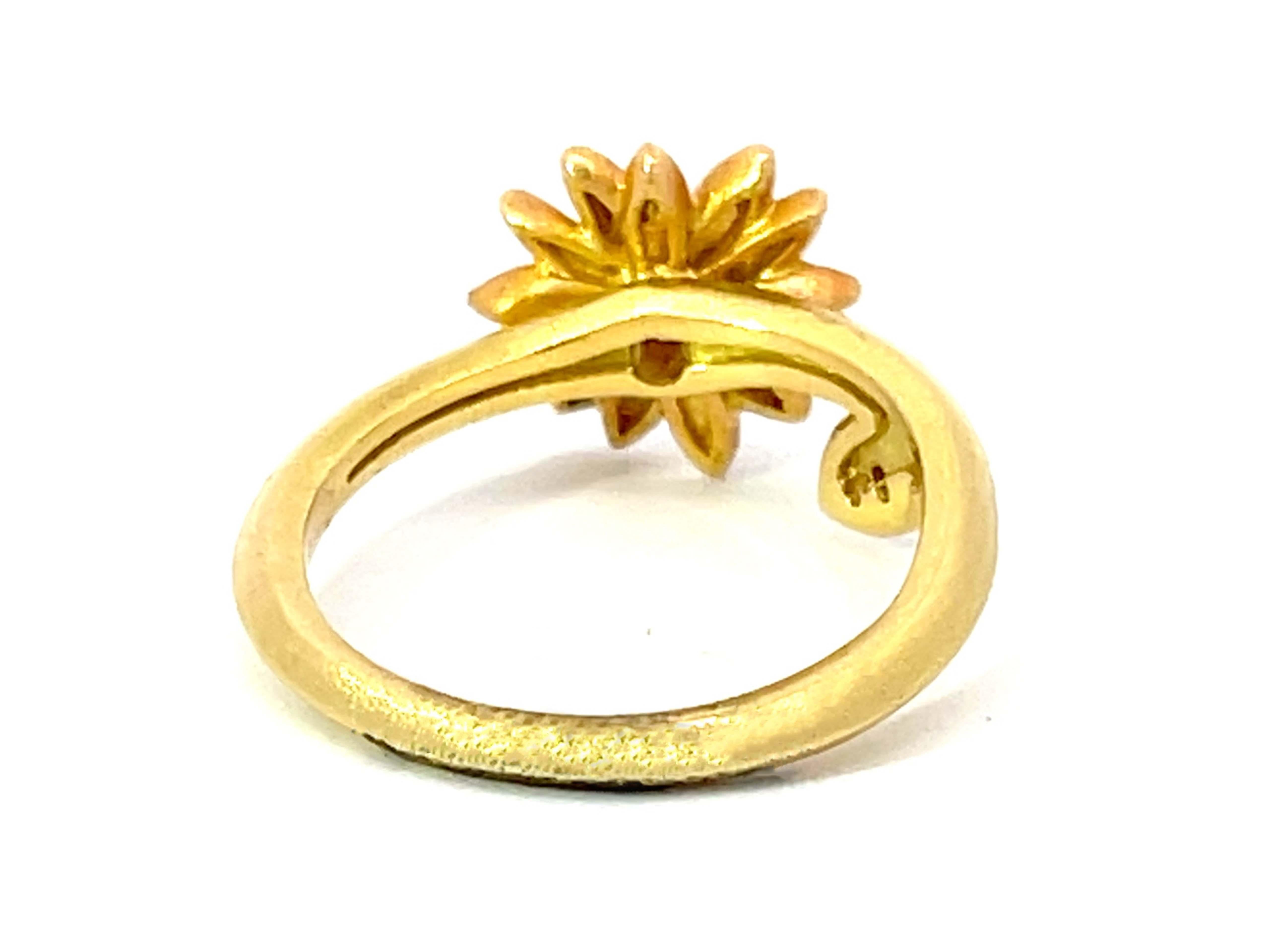 Diamond Daisy Flower Matte Ring in 18k Yellow Gold In Excellent Condition For Sale In Honolulu, HI