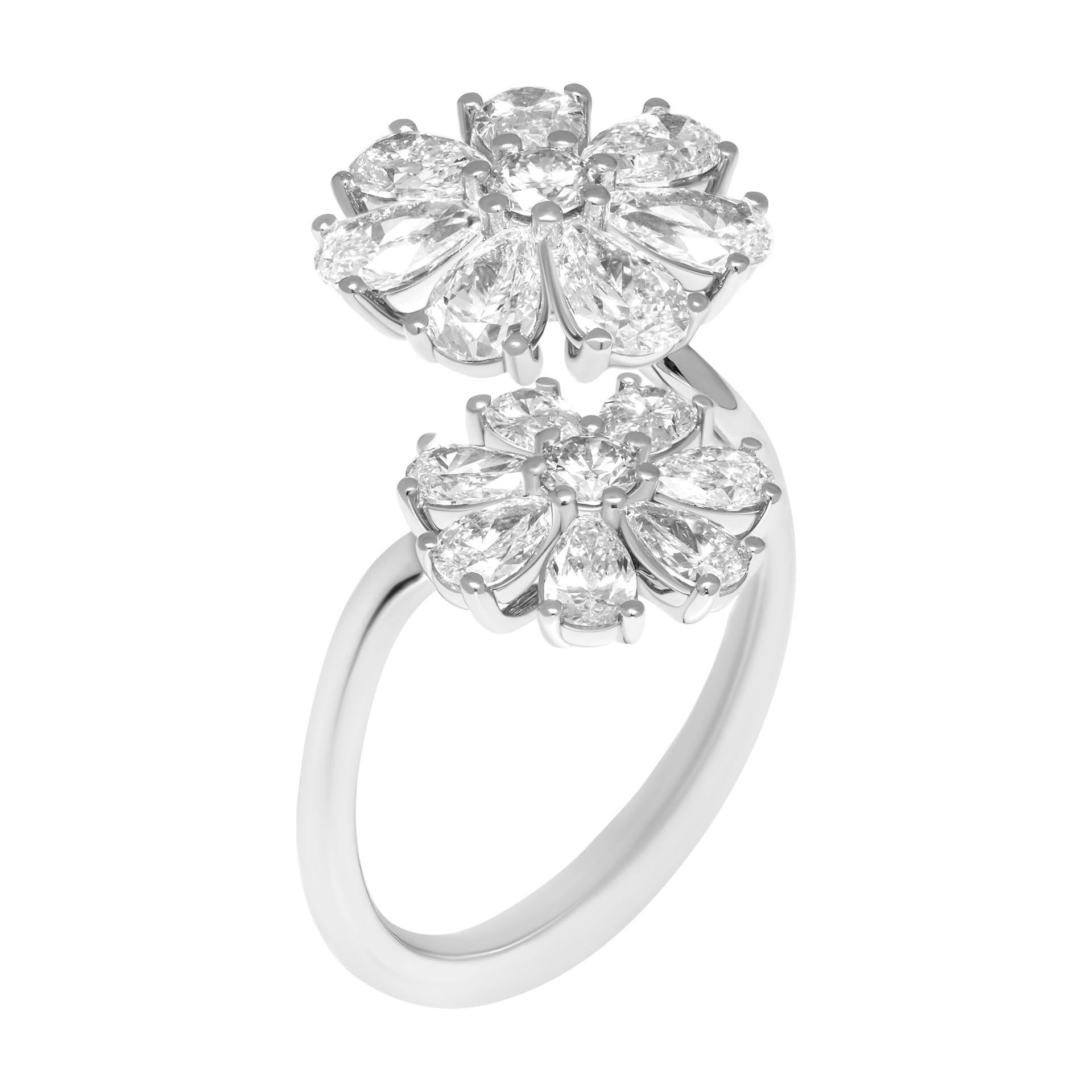 Bague marguerite en platine
avec des diamants de forme poire et des diamants ronds d'un poids total de 2,8 ct. 
Taille : 7,75 (peut être adaptée)