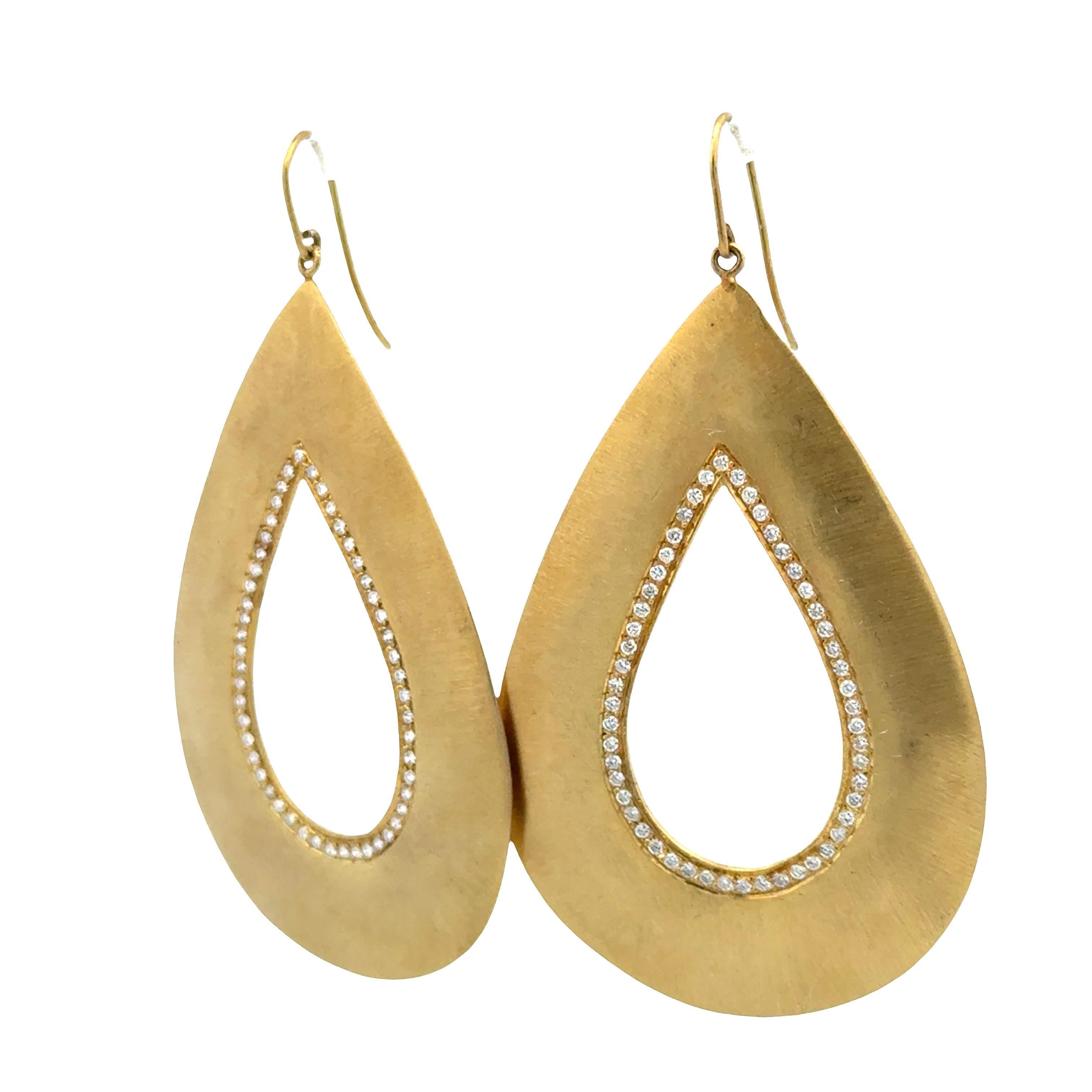 Moderne Boucles d'oreilles pendantes modernes en or jaune brossé 18 carats avec diamants en forme de poire en vente
