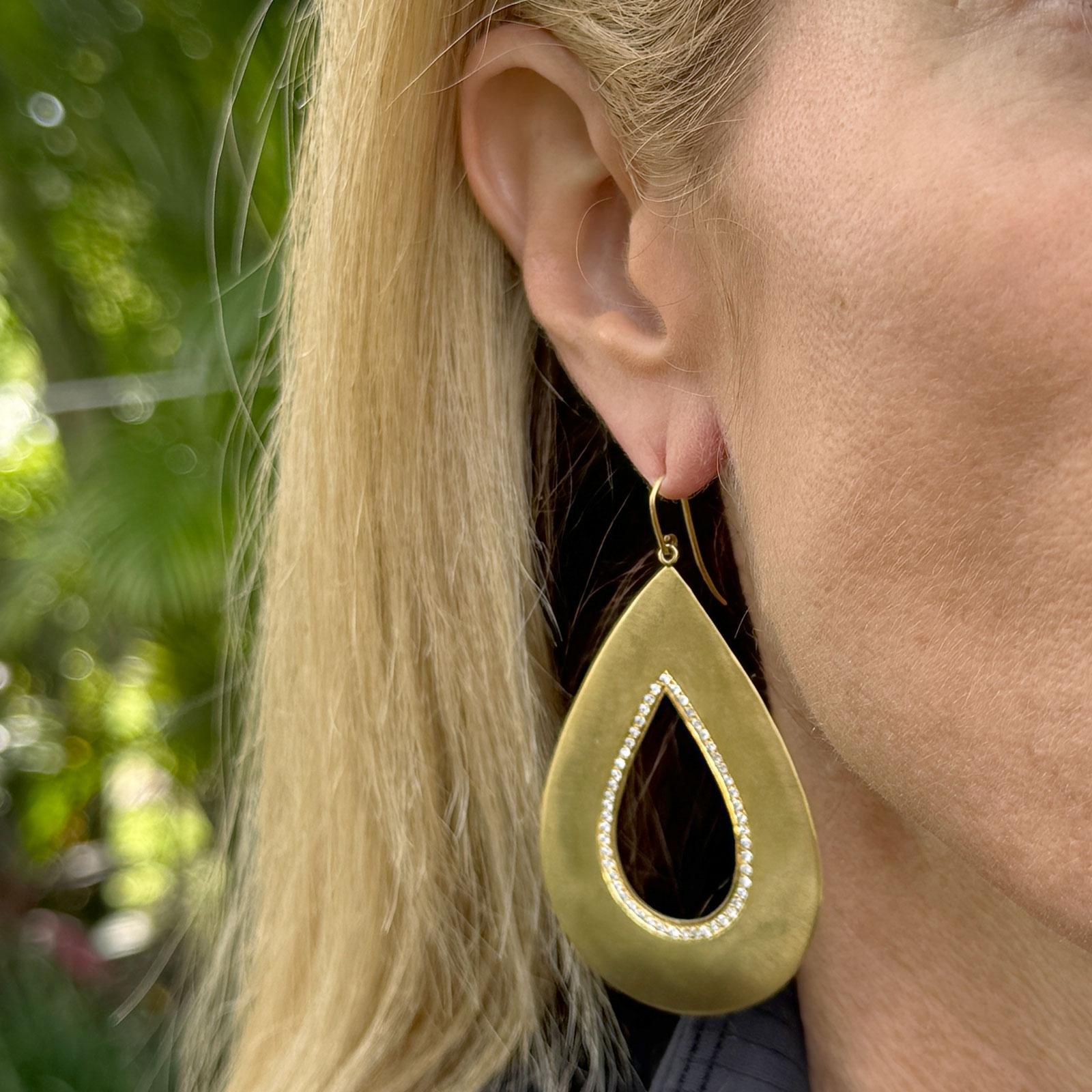 Taille brillant Boucles d'oreilles pendantes modernes en or jaune brossé 18 carats avec diamants en forme de poire en vente