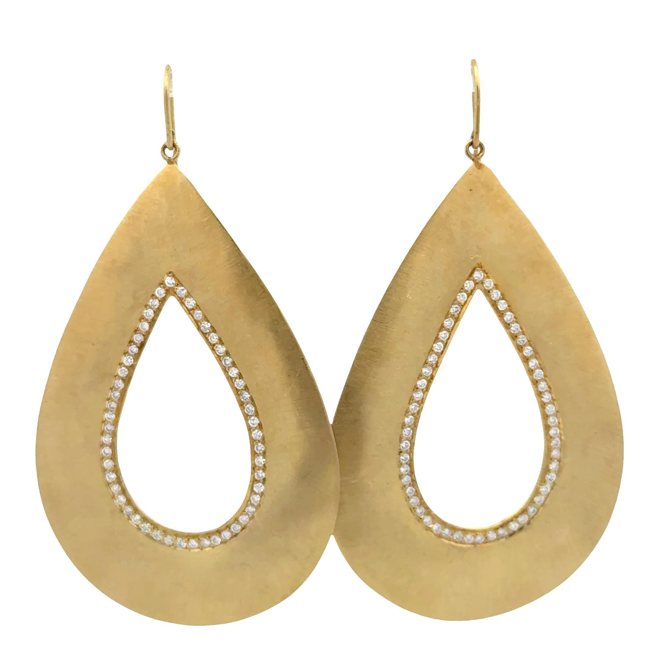Boucles d'oreilles pendantes modernes en or jaune brossé 18 carats avec diamants en forme de poire Excellent état - En vente à Boca Raton, FL