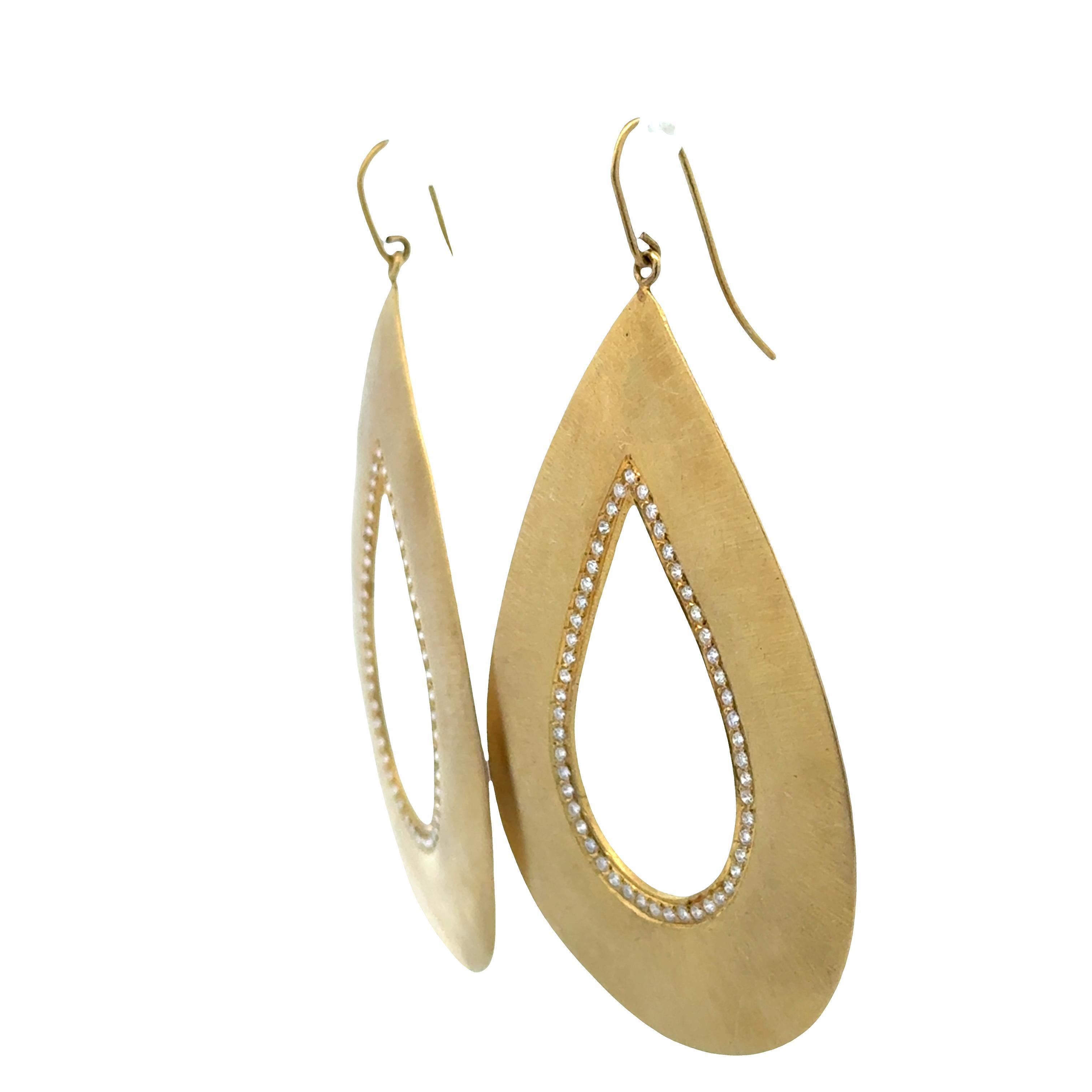Boucles d'oreilles pendantes modernes en or jaune brossé 18 carats avec diamants en forme de poire Pour femmes en vente
