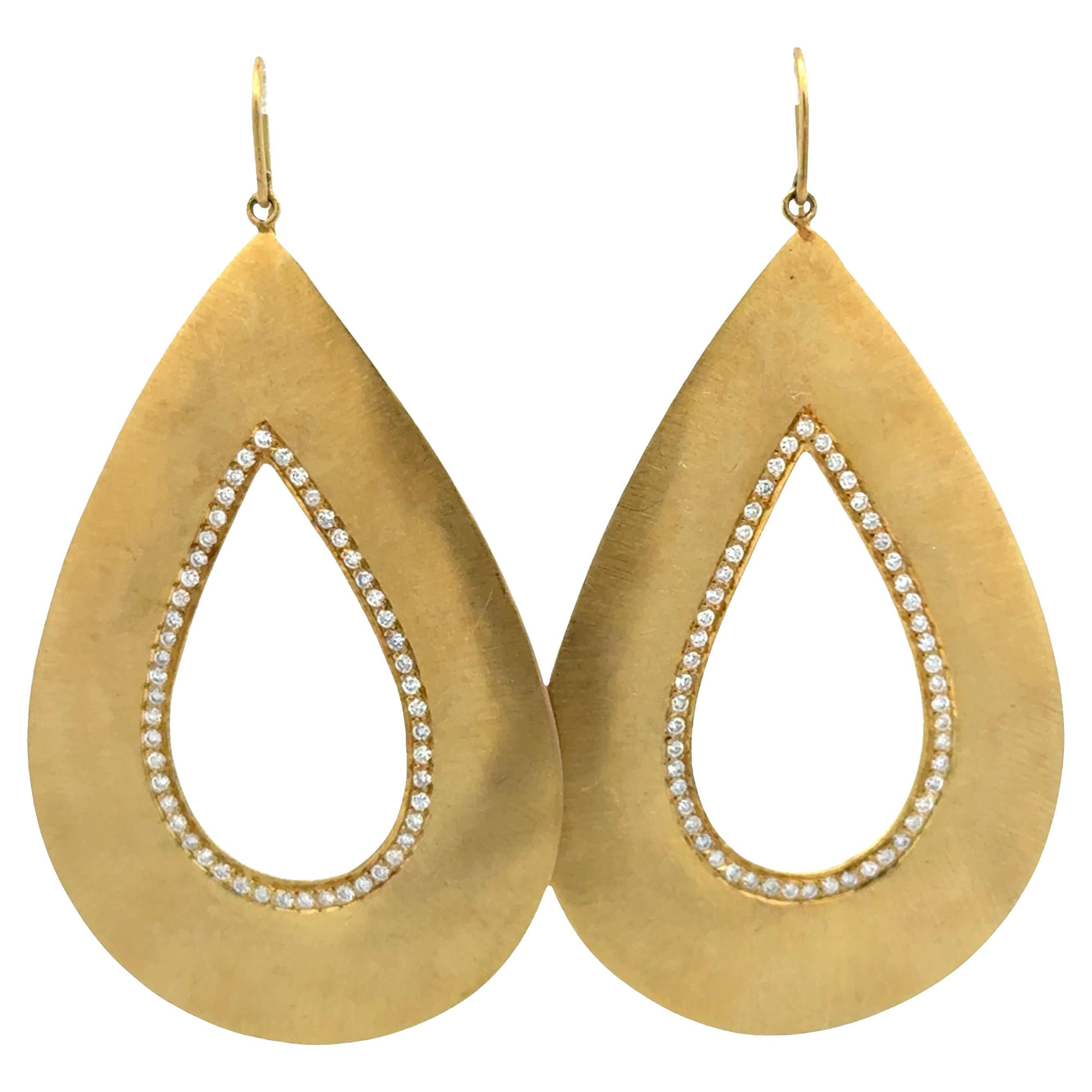 Boucles d'oreilles pendantes modernes en or jaune brossé 18 carats avec diamants en forme de poire