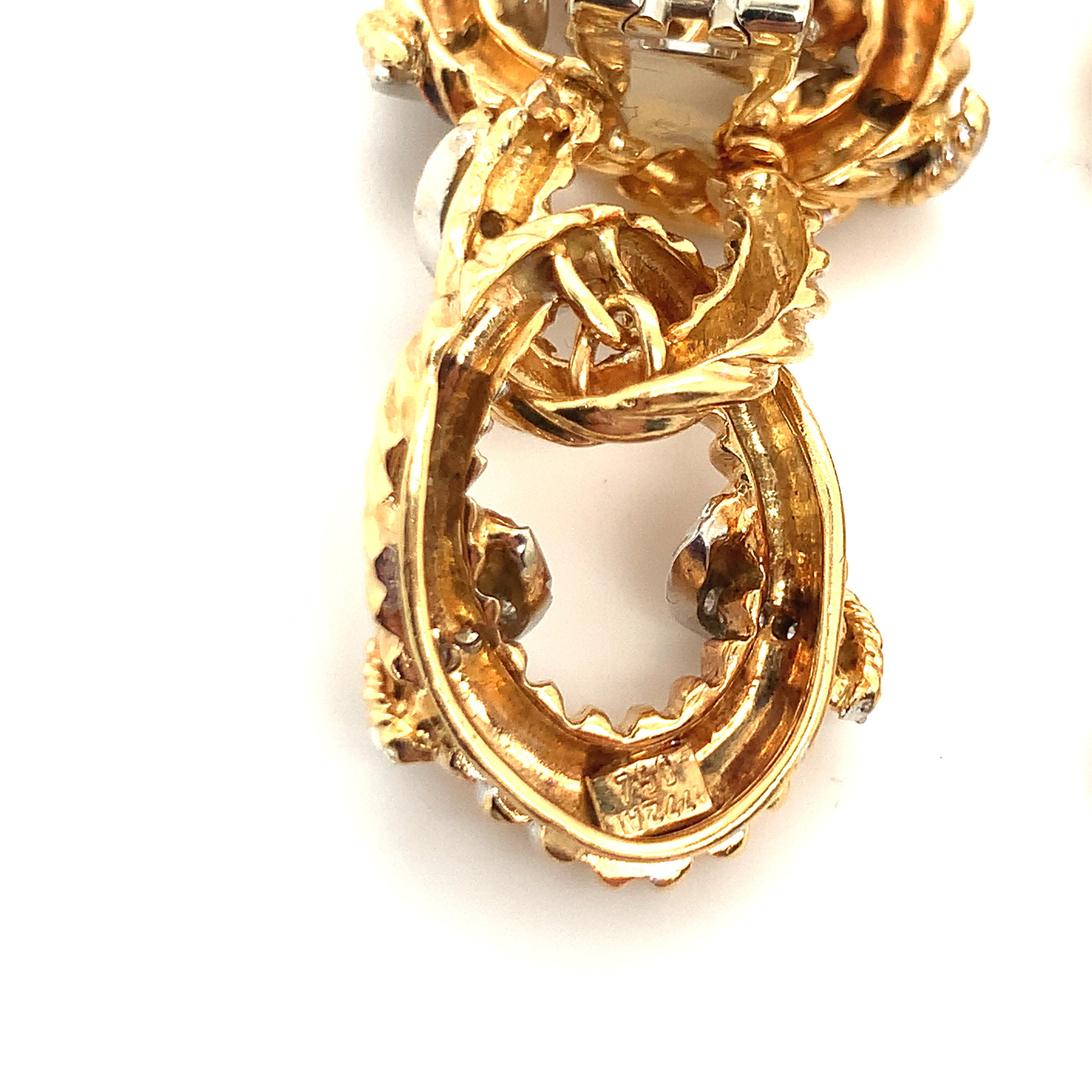 Ein Paar diamantene Ohrringe aus 18 Karat Gelbgold mit gerippter Goldverarbeitung und einem Knotenmuster an der Spitze, das 2 Zoll lang ist. Die Ohrringe sind mit 36 einzelnen Diamanten im Rundschliff von insgesamt 0,50 ct. mit der Farbe G und der