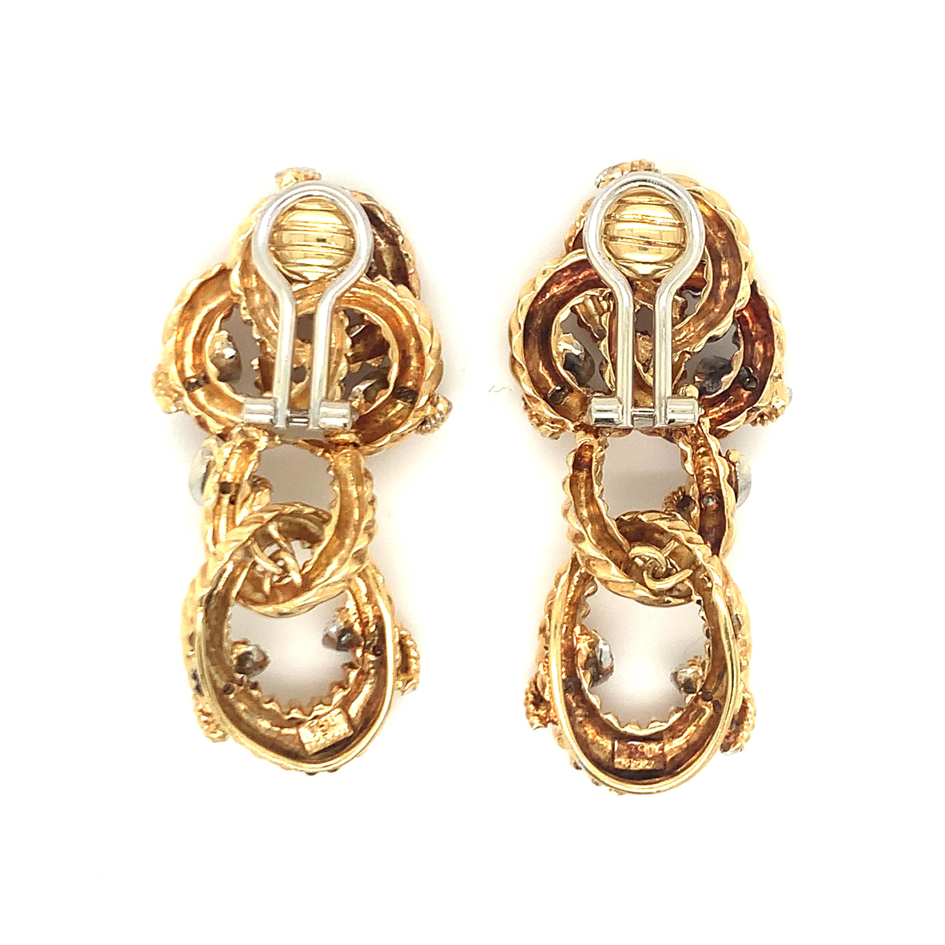 Round Cut Diamond Dangle 18K Gold Earrings For Sale