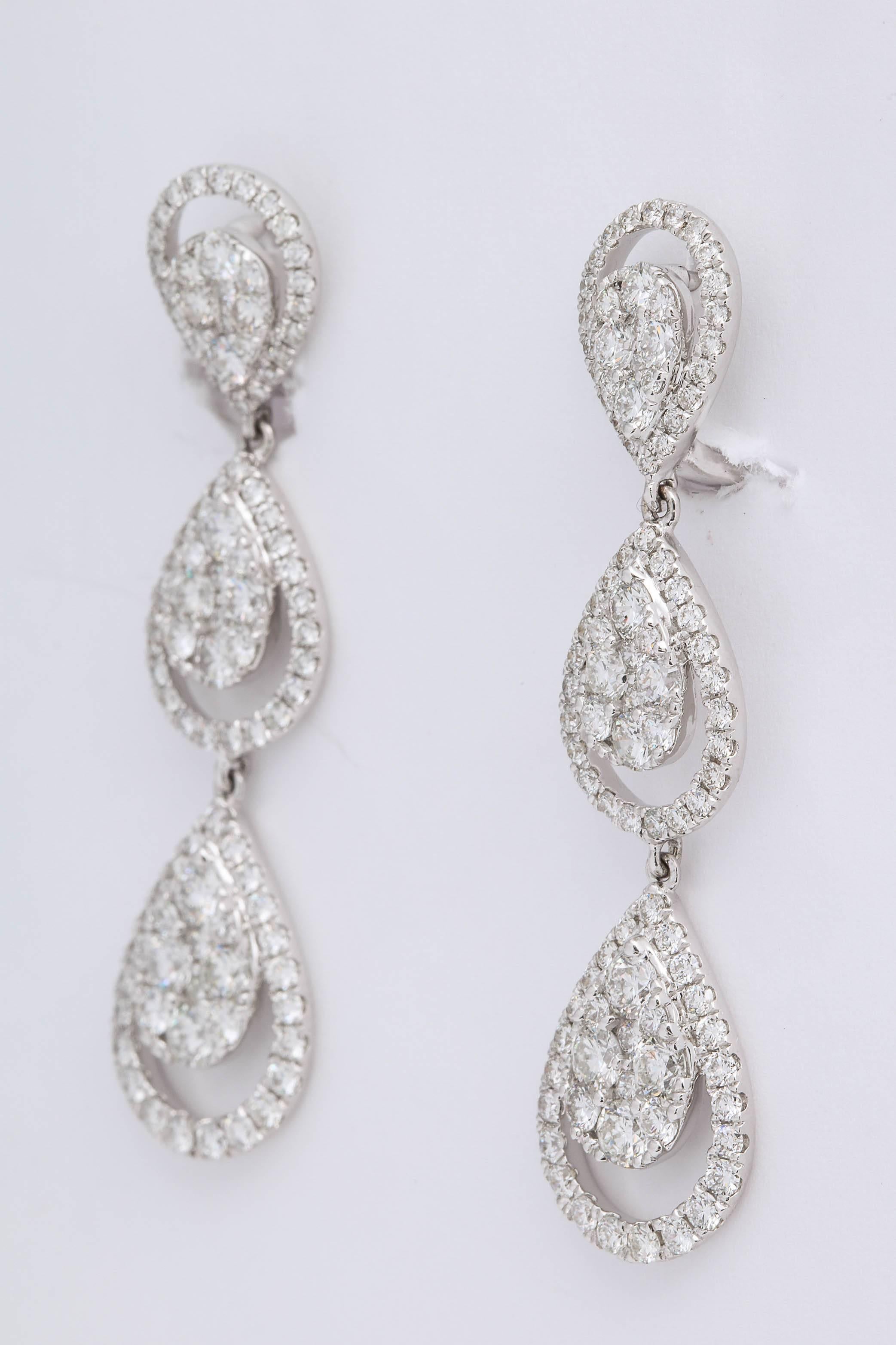 Round Cut Diamond Dangle Drop Earrings For Sale