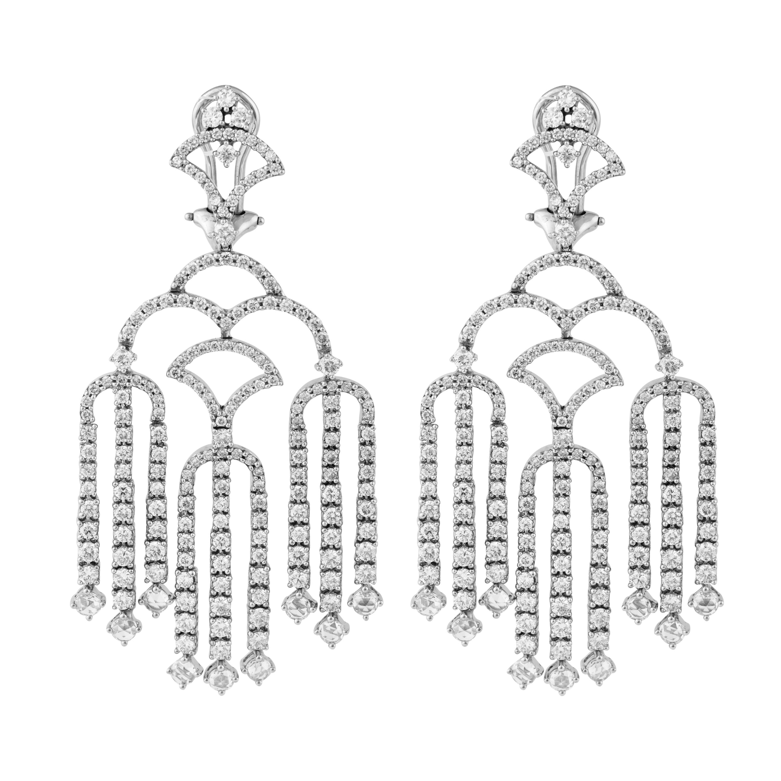 Taille ronde Boucles d'oreilles pendantes en or blanc 18 carats et diamants en vente