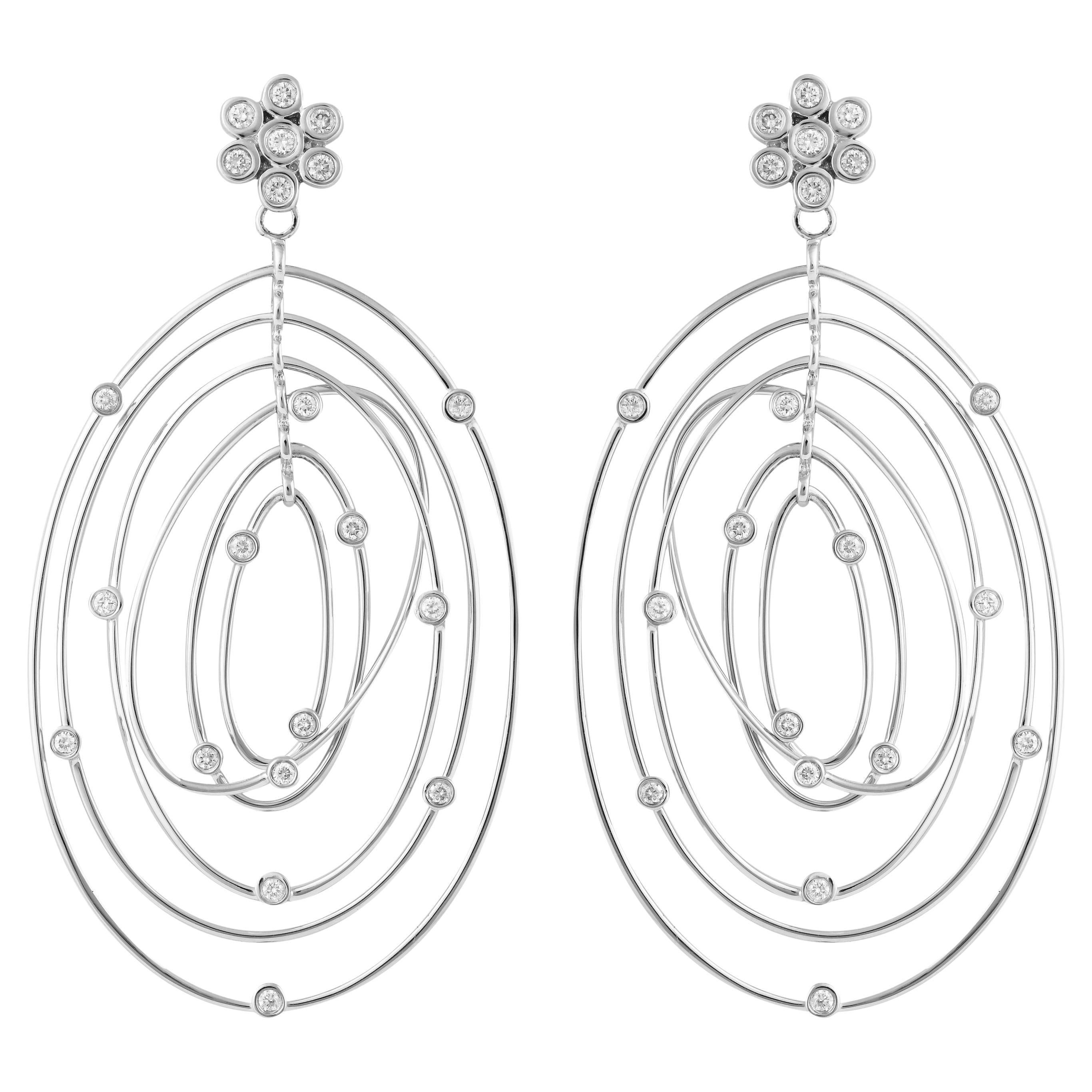 Boucles d'oreilles pendantes en or blanc 18 carats et diamants