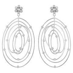 Boucles d'oreilles pendantes en or blanc 18 carats et diamants