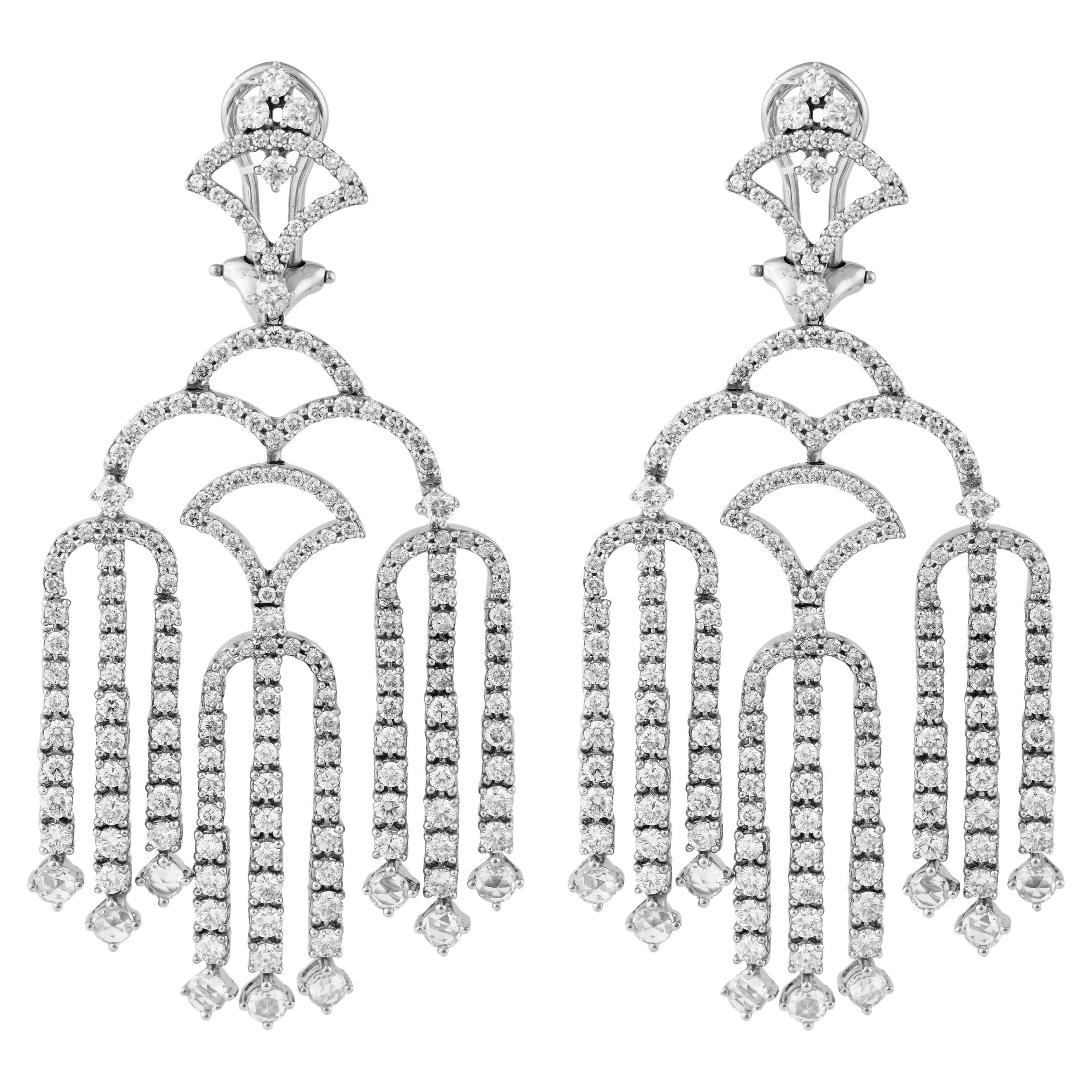 Boucles d'oreilles pendantes en or blanc 18 carats et diamants en vente