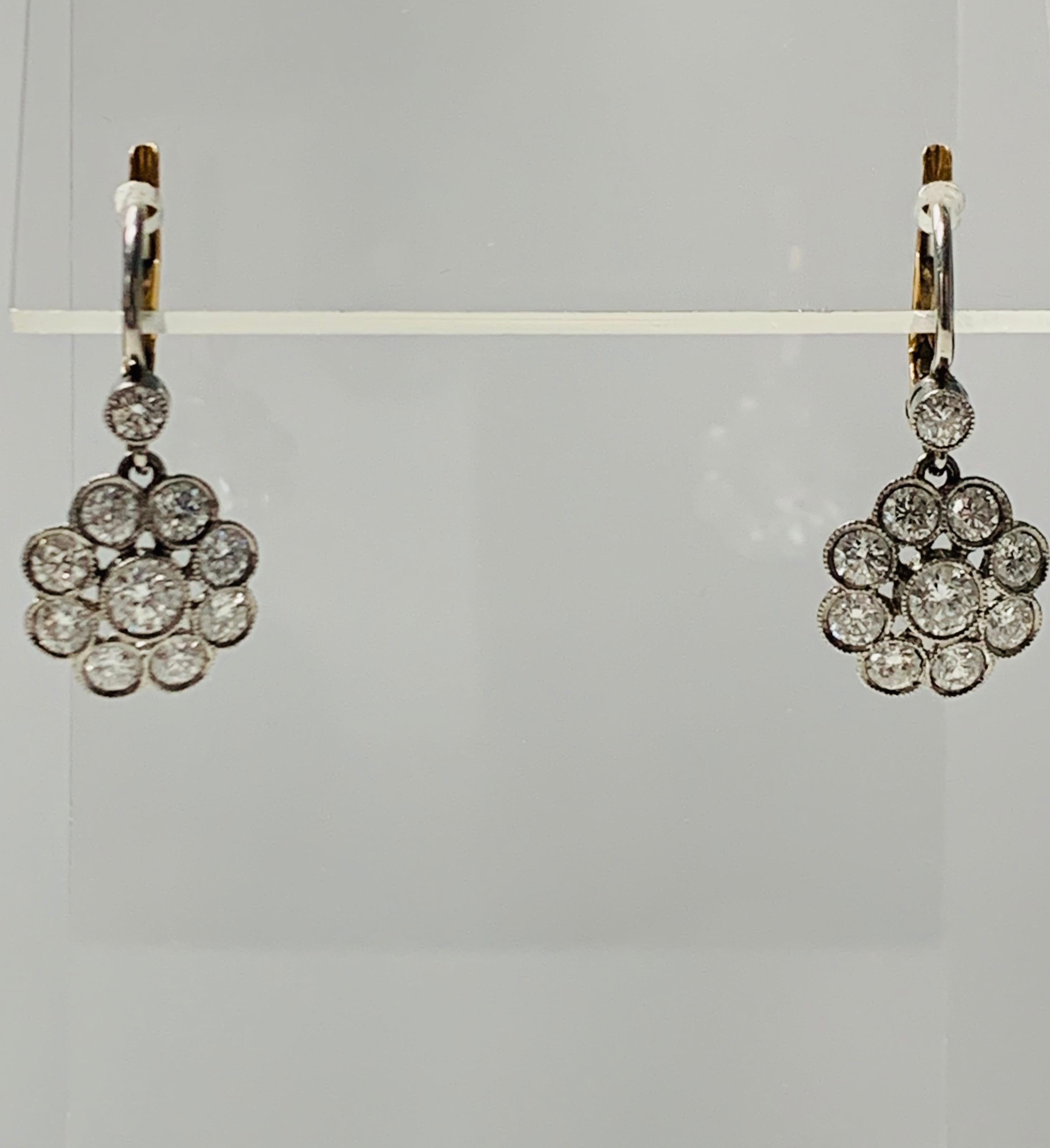 Diamond Dangle Earring in Platinum and 18k Gold In New Condition For Sale In New York, NY