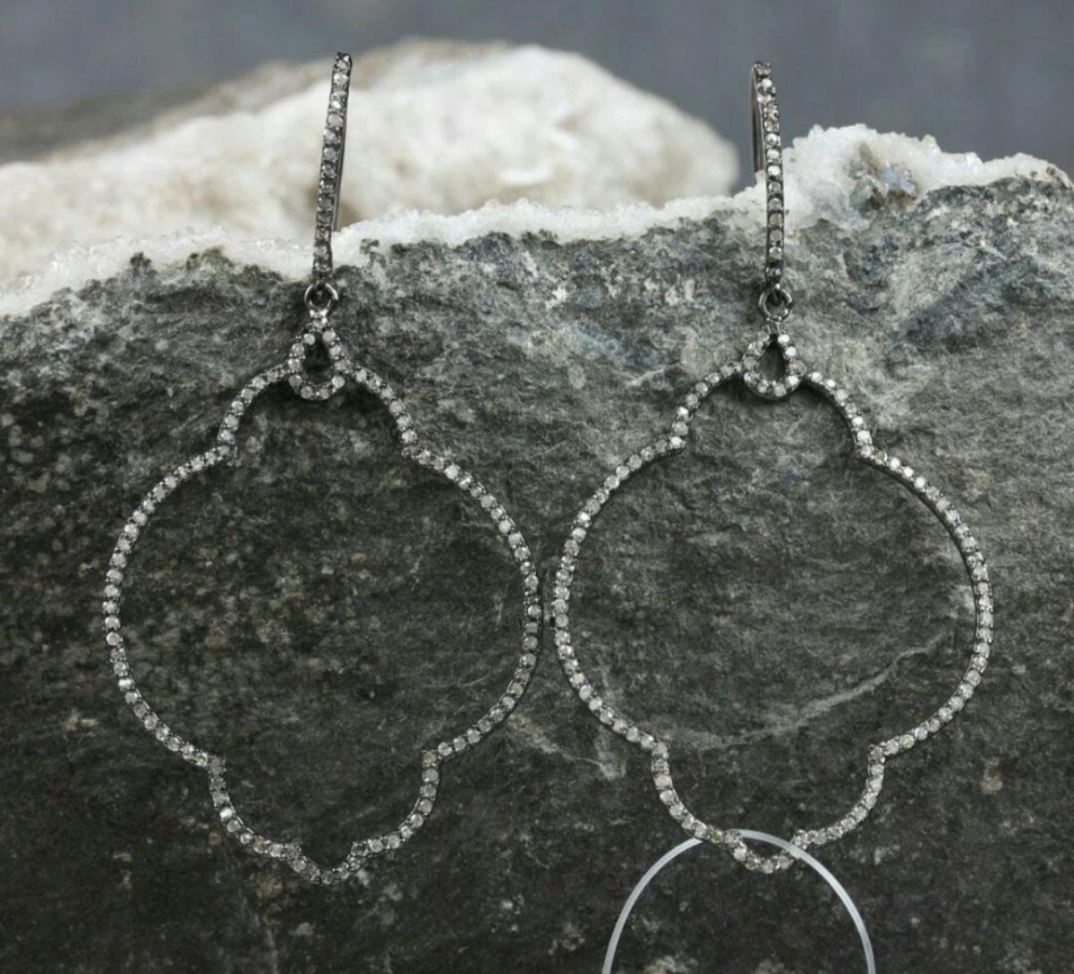 Boucles d'oreilles pendantes en diamant style victorien 925 argent sterling Findings Jewelry Findings Gift


Métal de base
Argenterie sterling
Couleur de la pierre principale
White/Colorless
Poids du diamant
0,90 cts Approx.
Métal
Argenterie