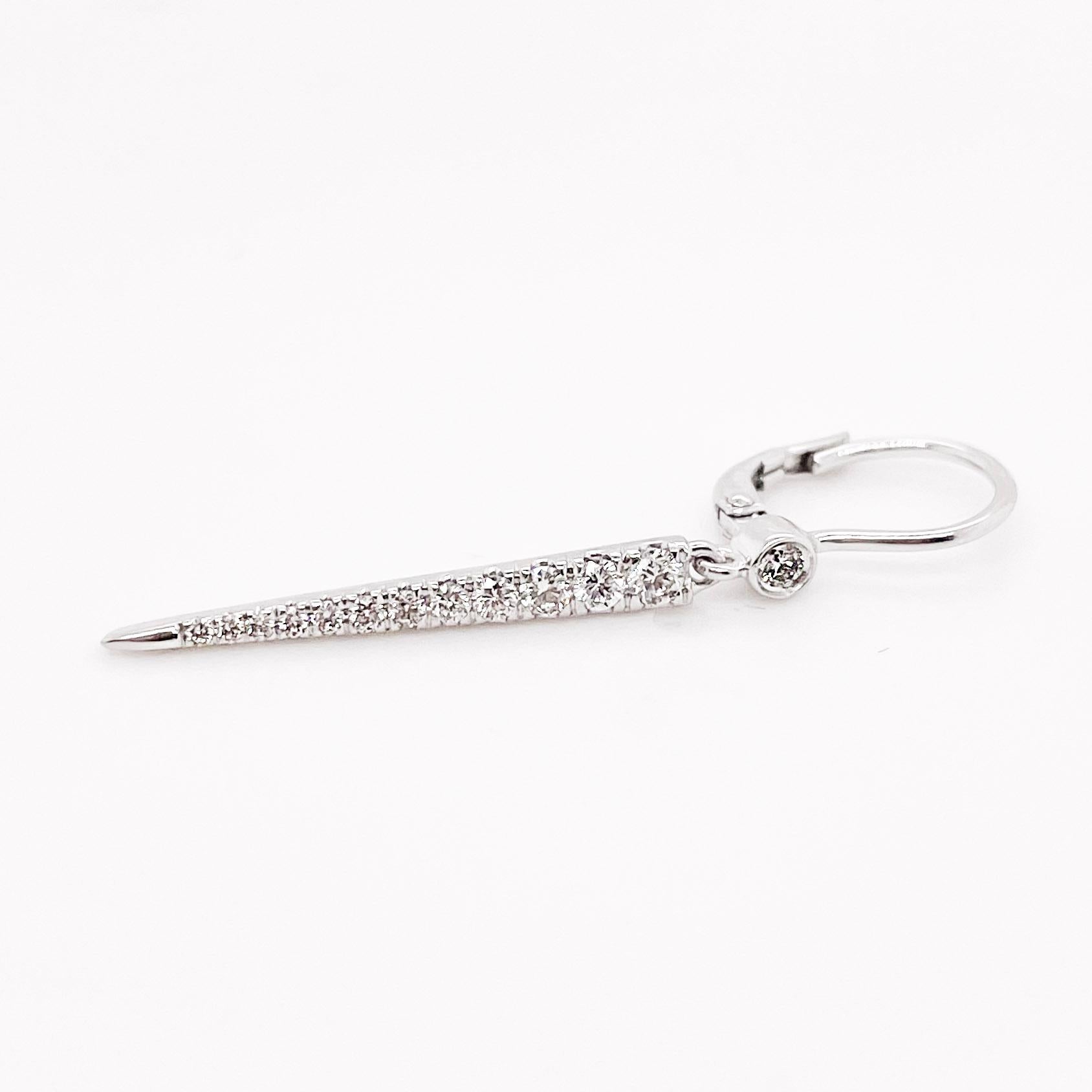Questi splendidi orecchini pendenti hanno un design lineare, perfetto per il tuo abito da sposa o per un'occasione elegante. Inoltre, è adorabile per la chiesa! I 26 diamanti sono di un bianco brillante e brillano dall'altra parte della stanza. Sono