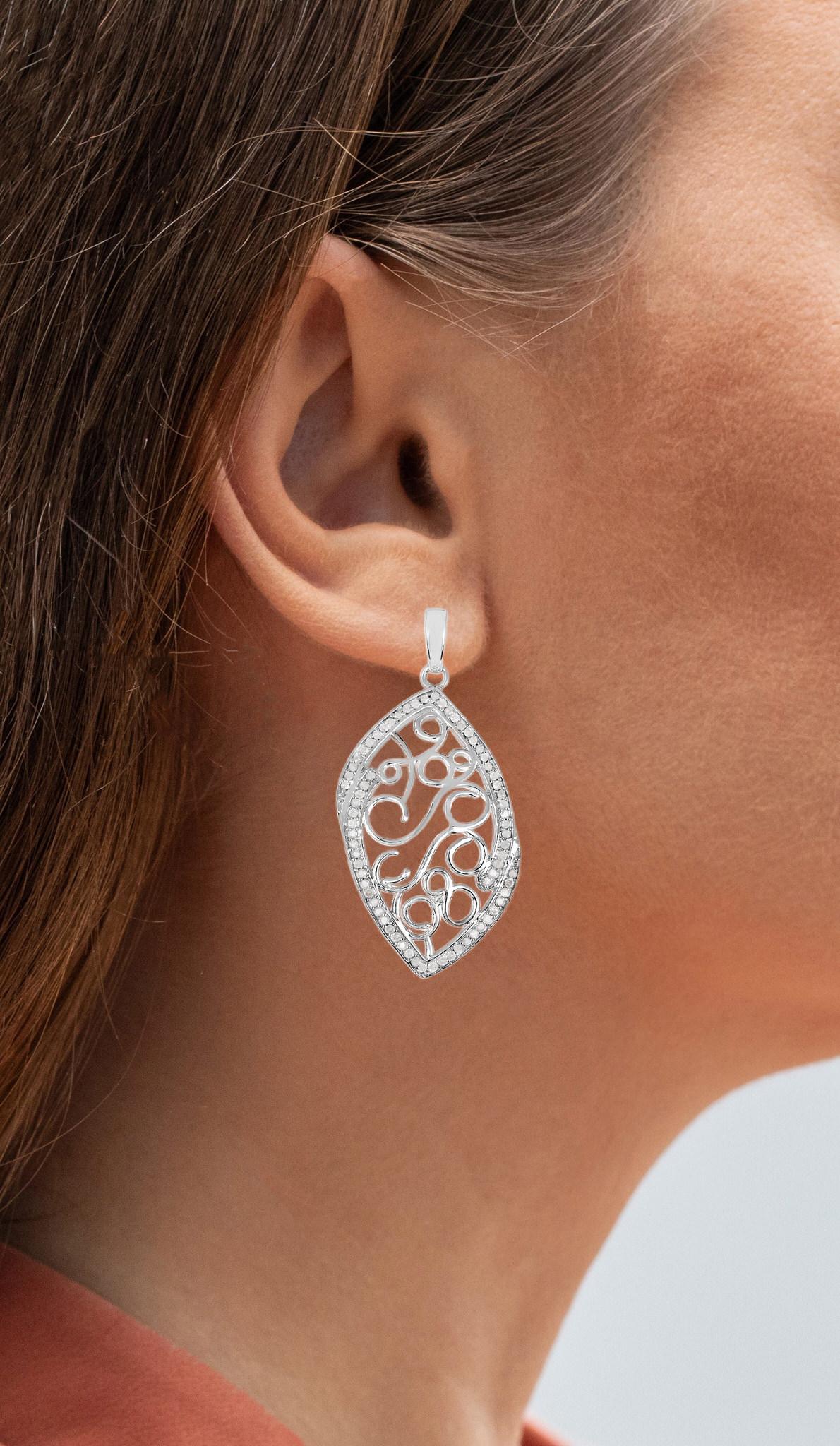 Viene fornito con la valutazione gemmologica GG/AJP.
Tutte le gemme sono naturali
140 diamanti = 0,70 carati
Metallo: Argento placcato in rodio
Dimensioni: 44 x 21 mm