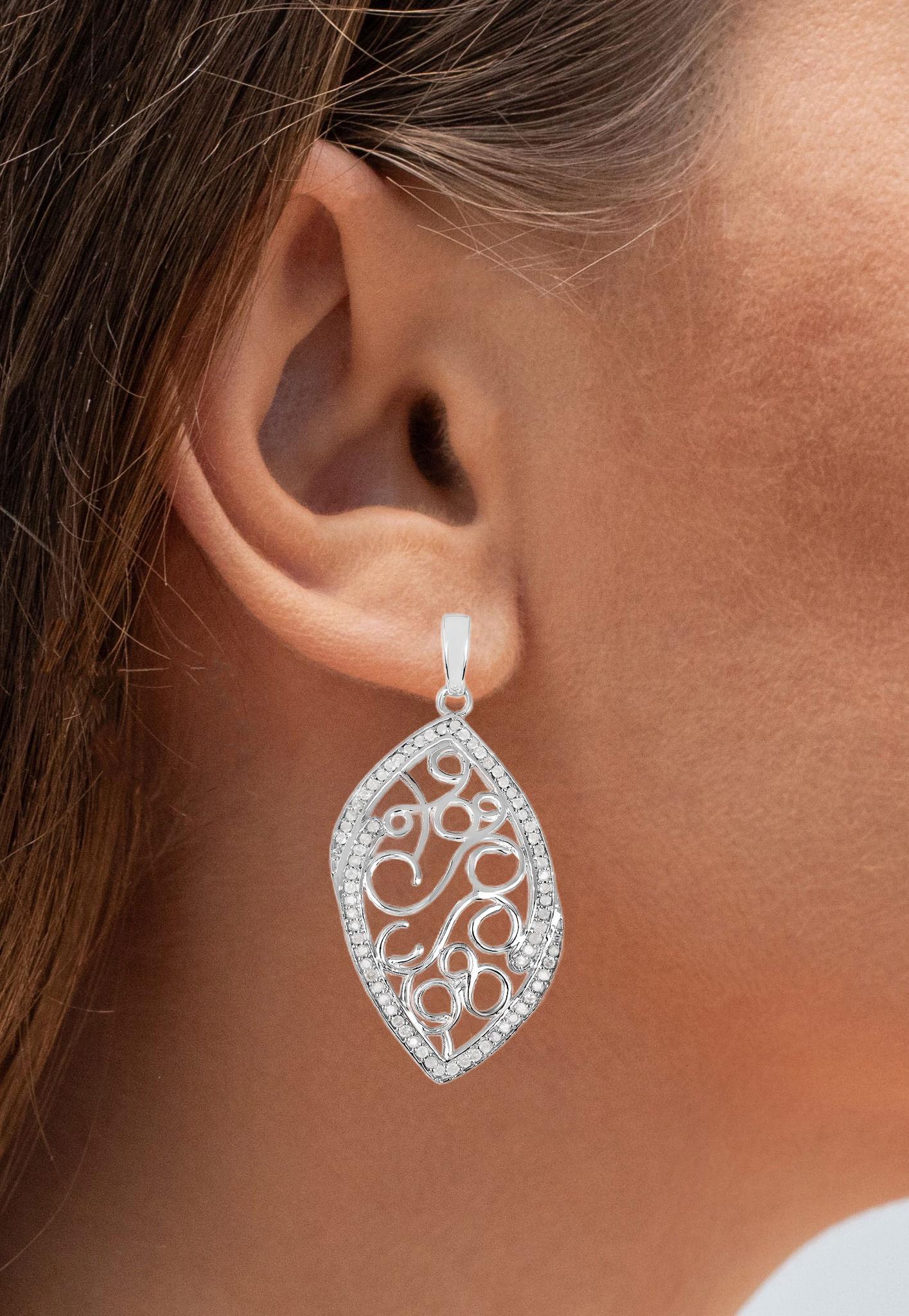 Taglio rotondo Orecchini con diamanti 0,7 carati in argento placcato rodio in vendita