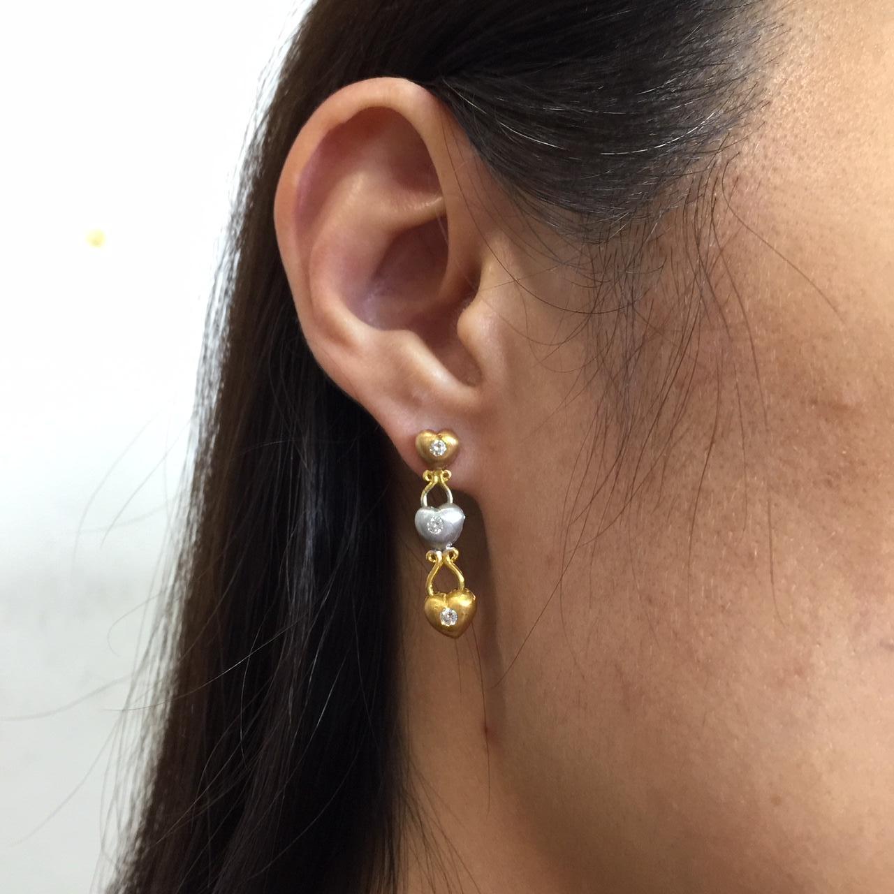 Round Cut Diamond Dangle Earrings 18 Karat Yellow Gold For Sale
