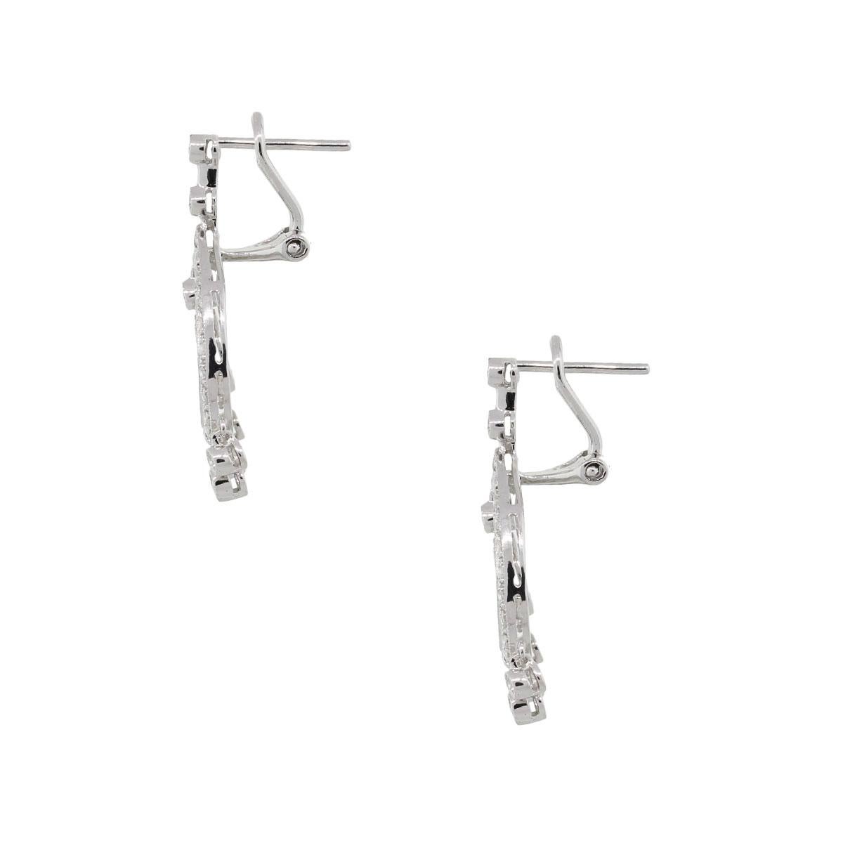 Material: 18k White Gold
Diamond Details: Approximately 0.70ctw of Round Brilliant diamonds
Earring Measurements: 1.25″ x 0.19″ x 0.54″
Total Weight: 5.7g (3.7dwt)
Earring backs: Omega back
Additional Details: This item comes with a presentation