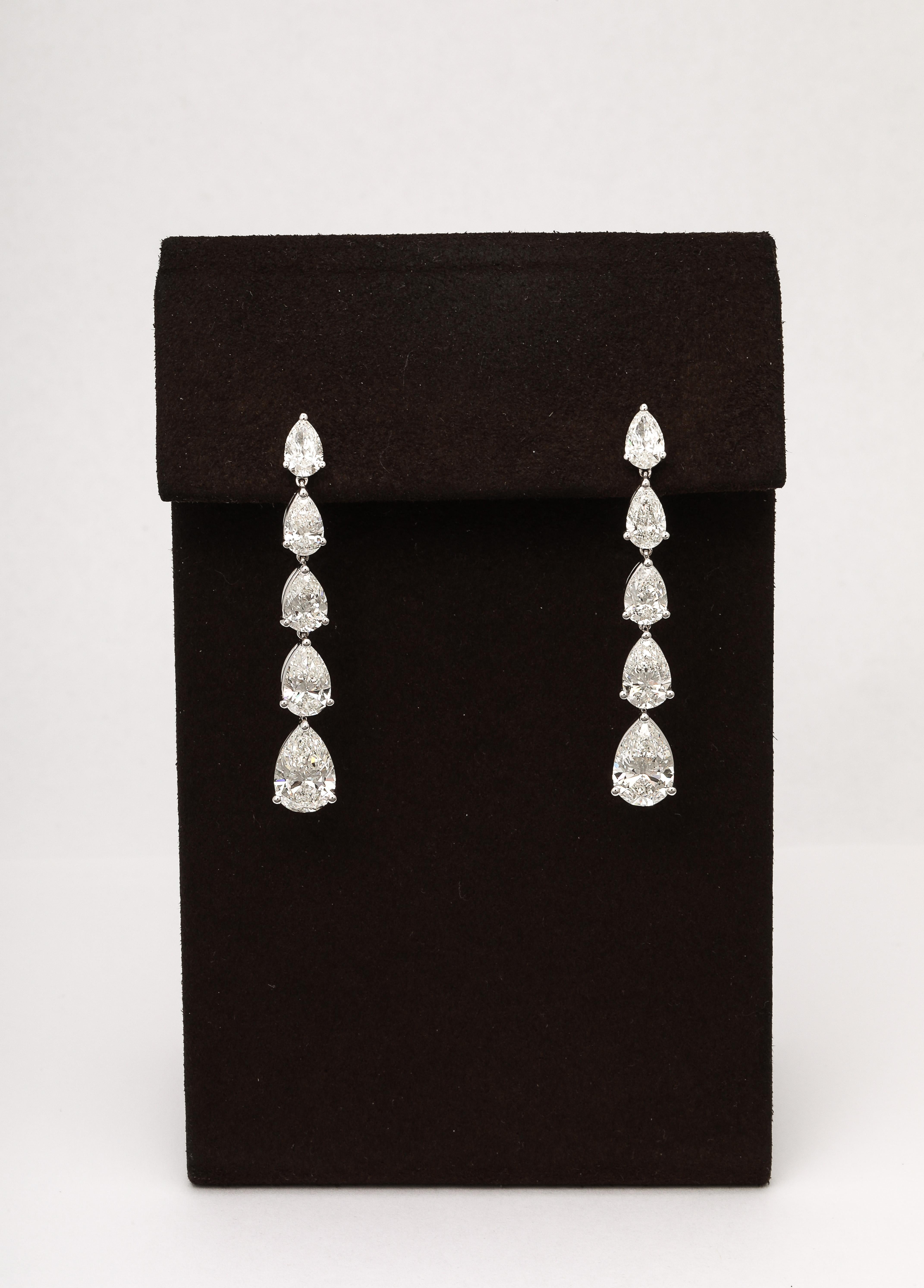 
Magnifiques boucles d'oreilles pendantes en forme de poire et diamant. 

9,51 carats de diamants blancs en forme de poire sertis dans de l'or blanc 18k. Les poires vont d'un demi carat à 2 carats. 

Longueur de 1,75 pouce. 

Un design portable et