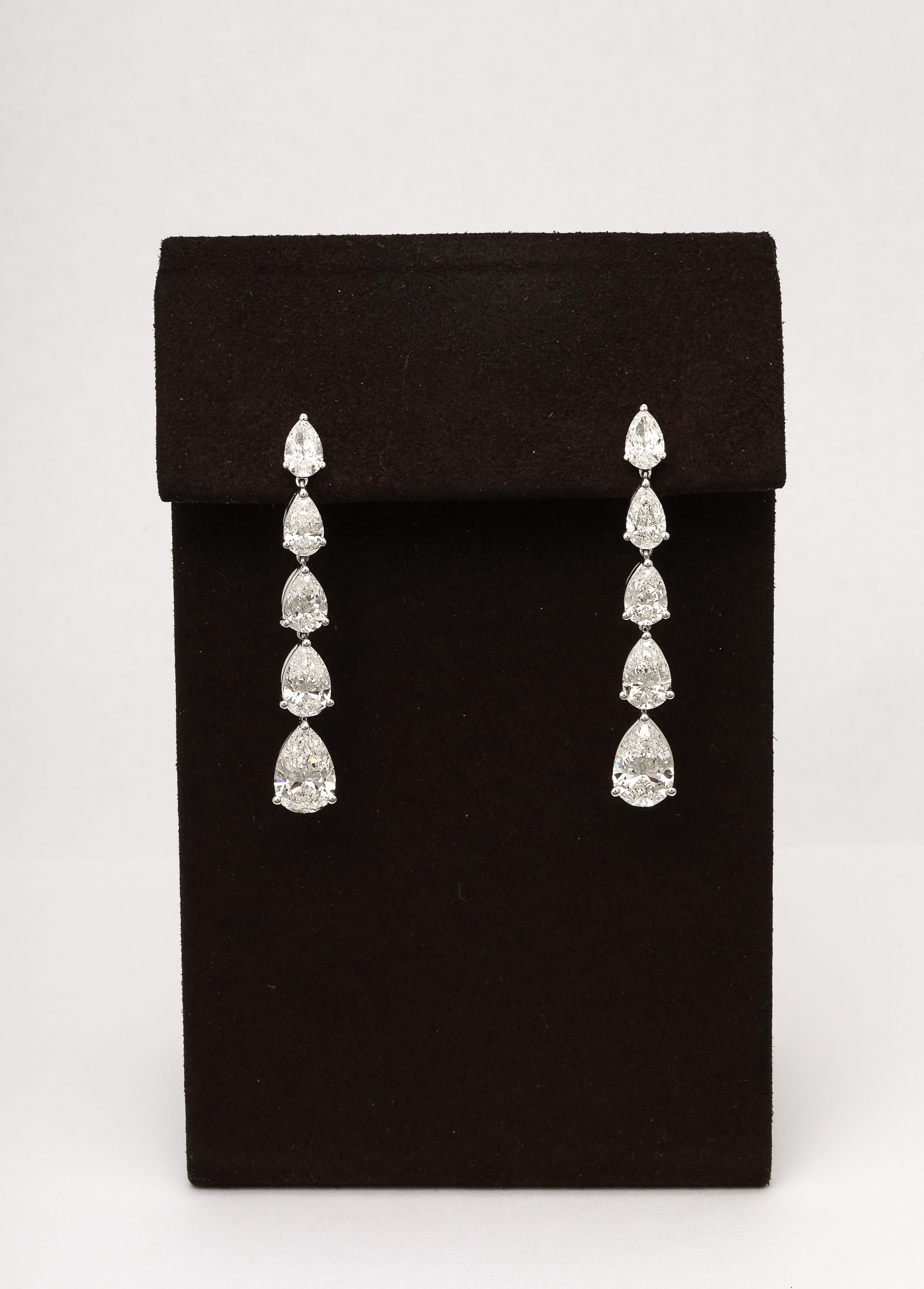 
Bellissimi orecchini a goccia con diamanti a forma di pera. 

9,51 carati di diamanti bianchi a forma di pera incastonati in oro bianco 18 carati. Le forme a pera variano da mezzo carato a 2 carati. 

Lunghezza 1,75 pollici. 

Un design indossabile
