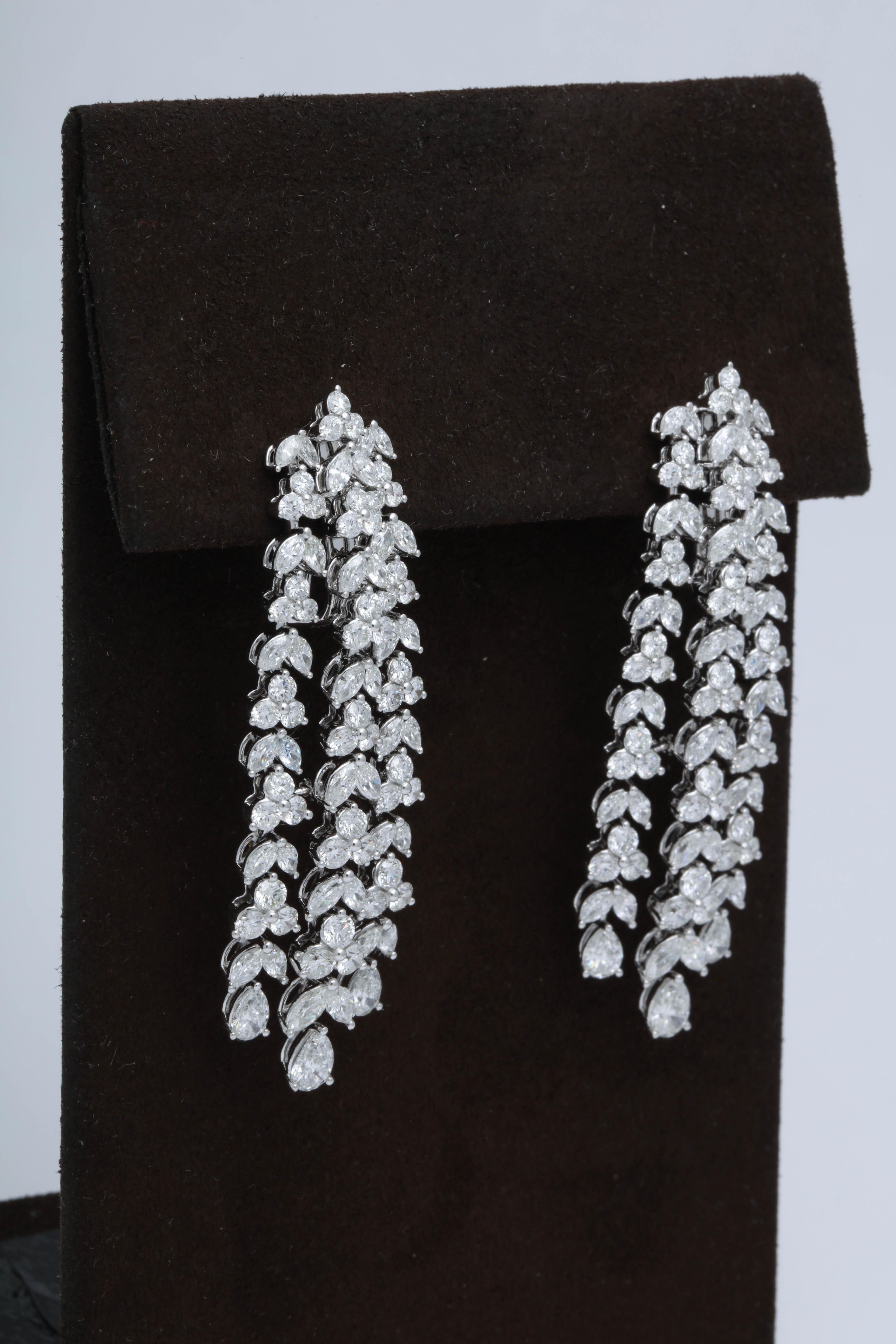 Diamond Dangle Earrings In New Condition For Sale In New York, NY