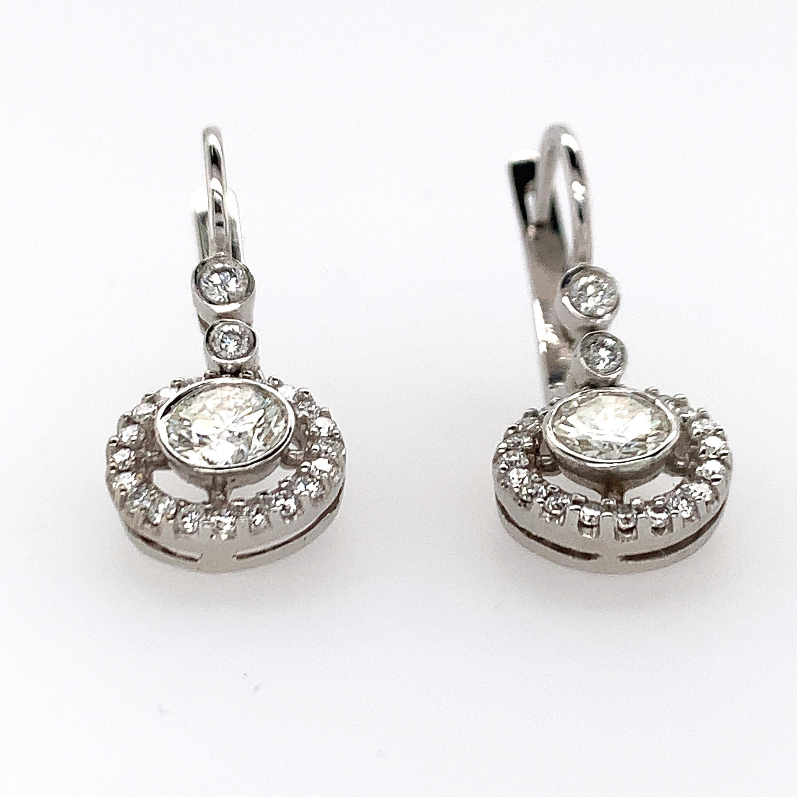 Diamond Dangle Earrings In Excellent Condition For Sale In New York, NY