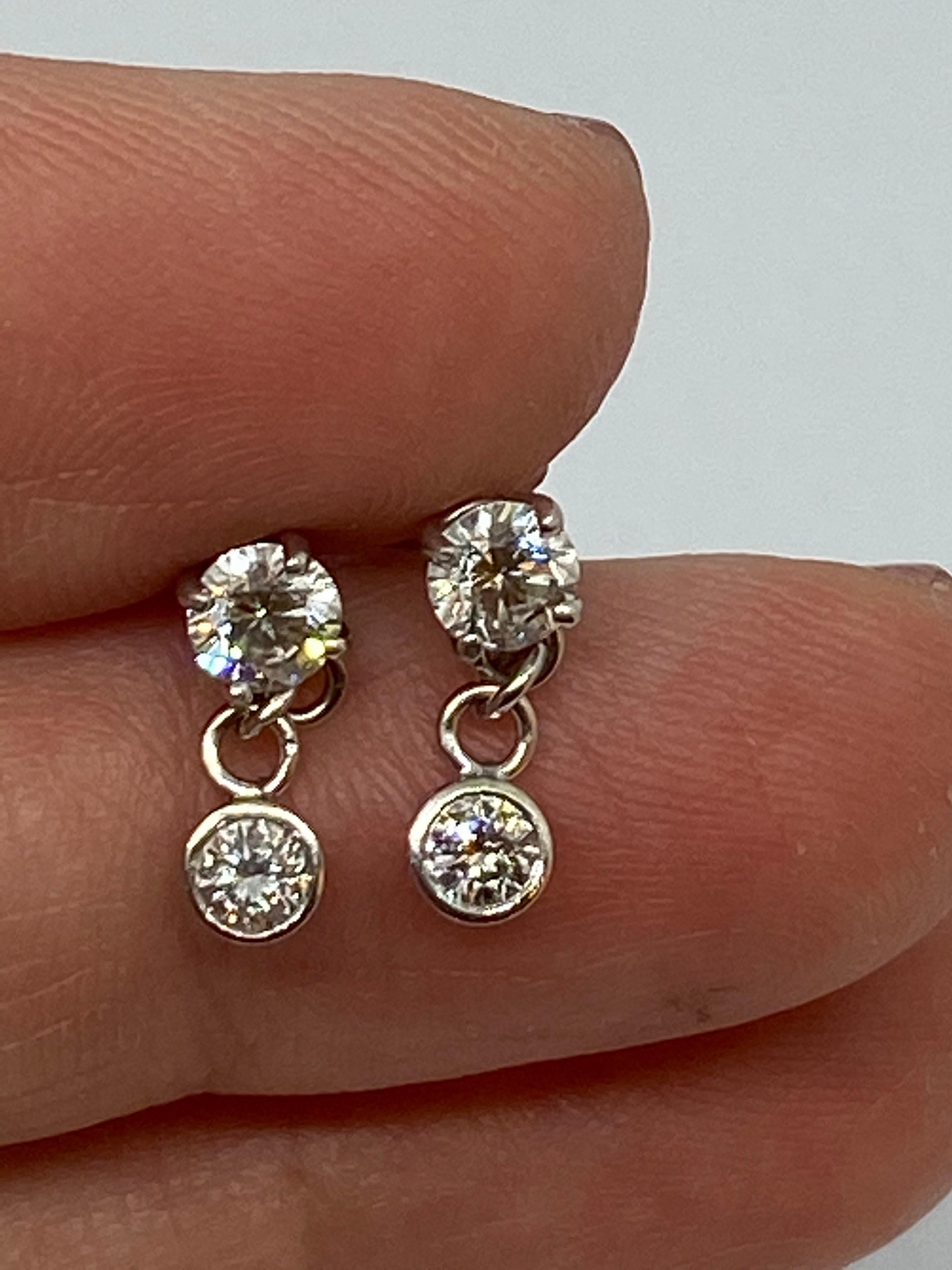 Contemporary Diamond Dangle Earrings in 14 Karat Gold Weighing 0.80 Carat For Sale