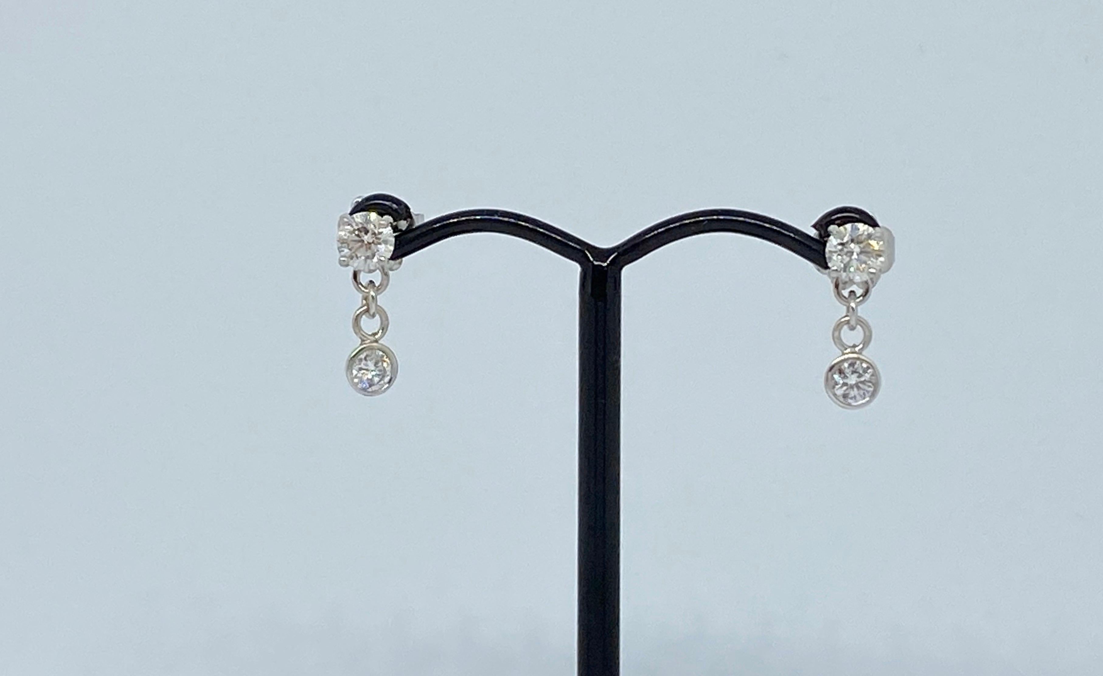 Women's Diamond Dangle Earrings in 14 Karat Gold Weighing 0.80 Carat For Sale