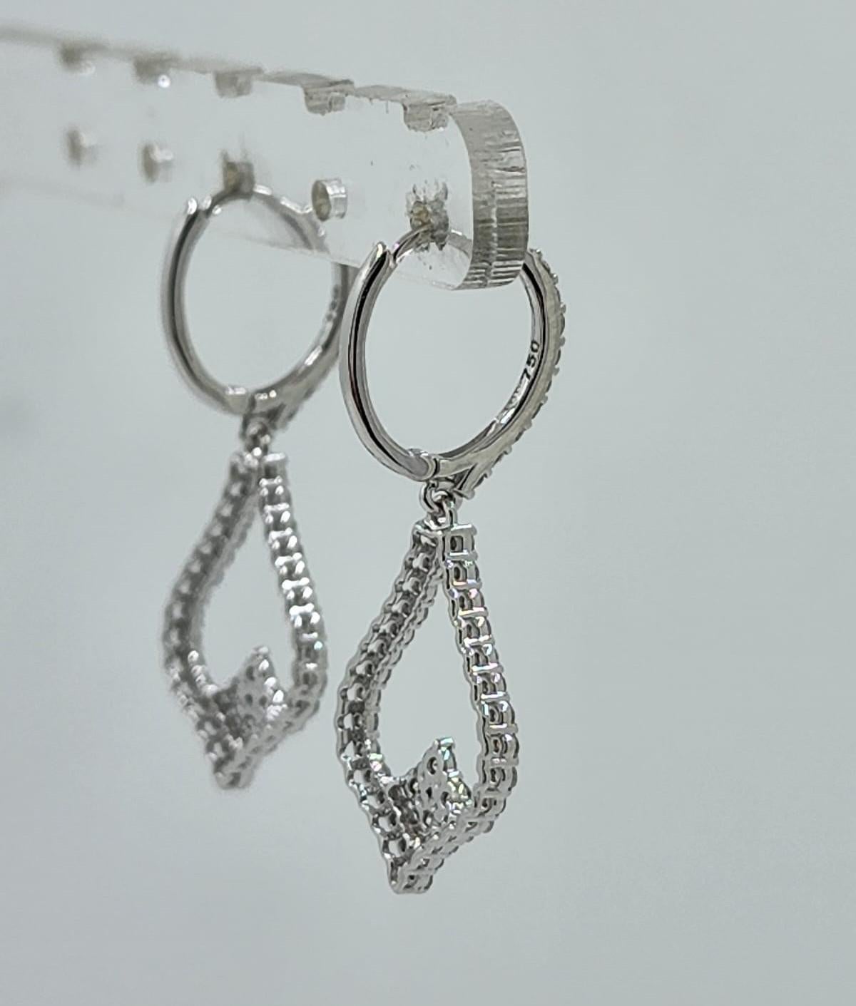 Diamond Dangle Earrings in 18 Karat White Gold In New Condition For Sale In Hong Kong, HK