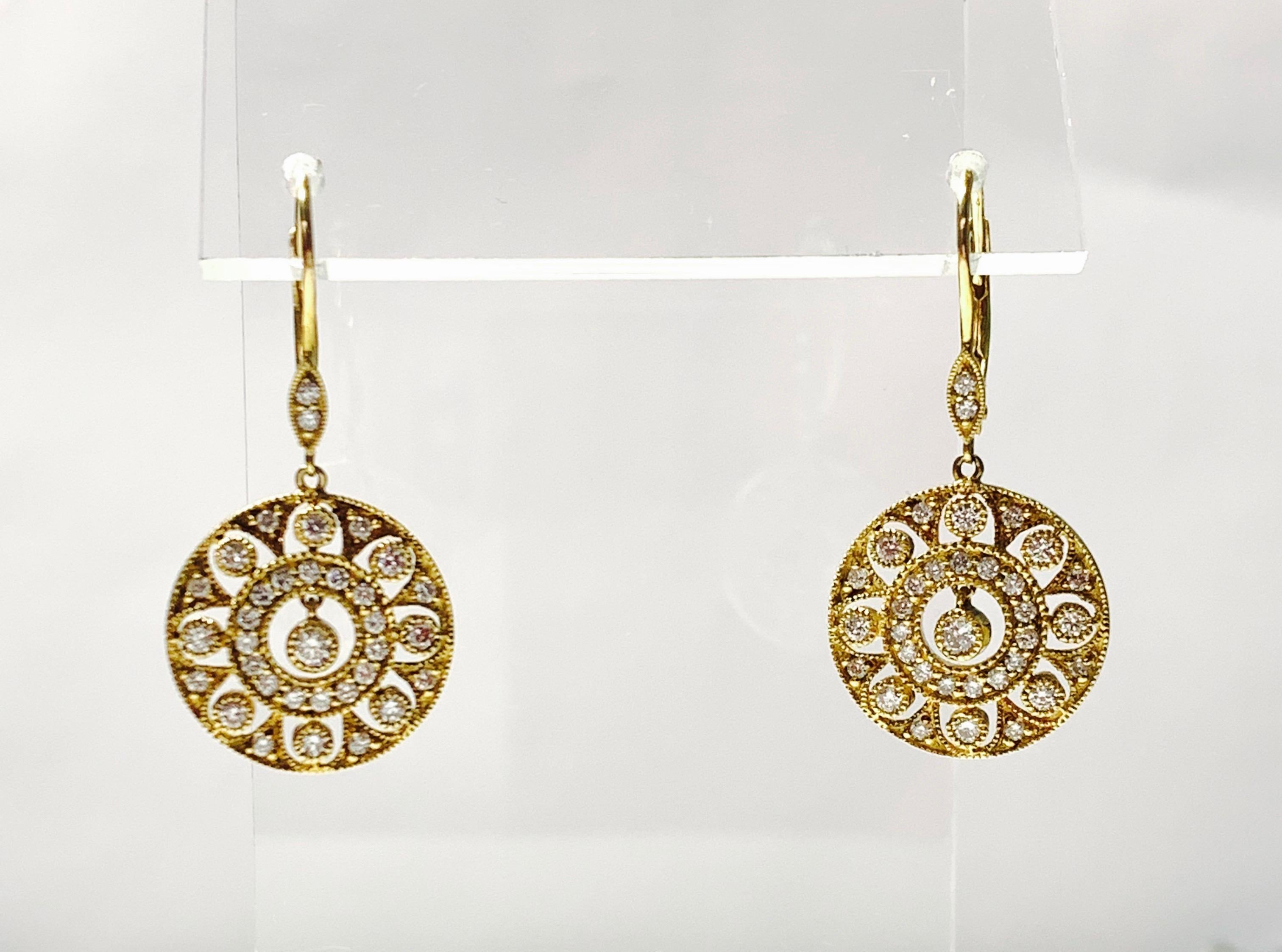 Taille ronde Pendants d'oreilles en or jaune et diamants en vente