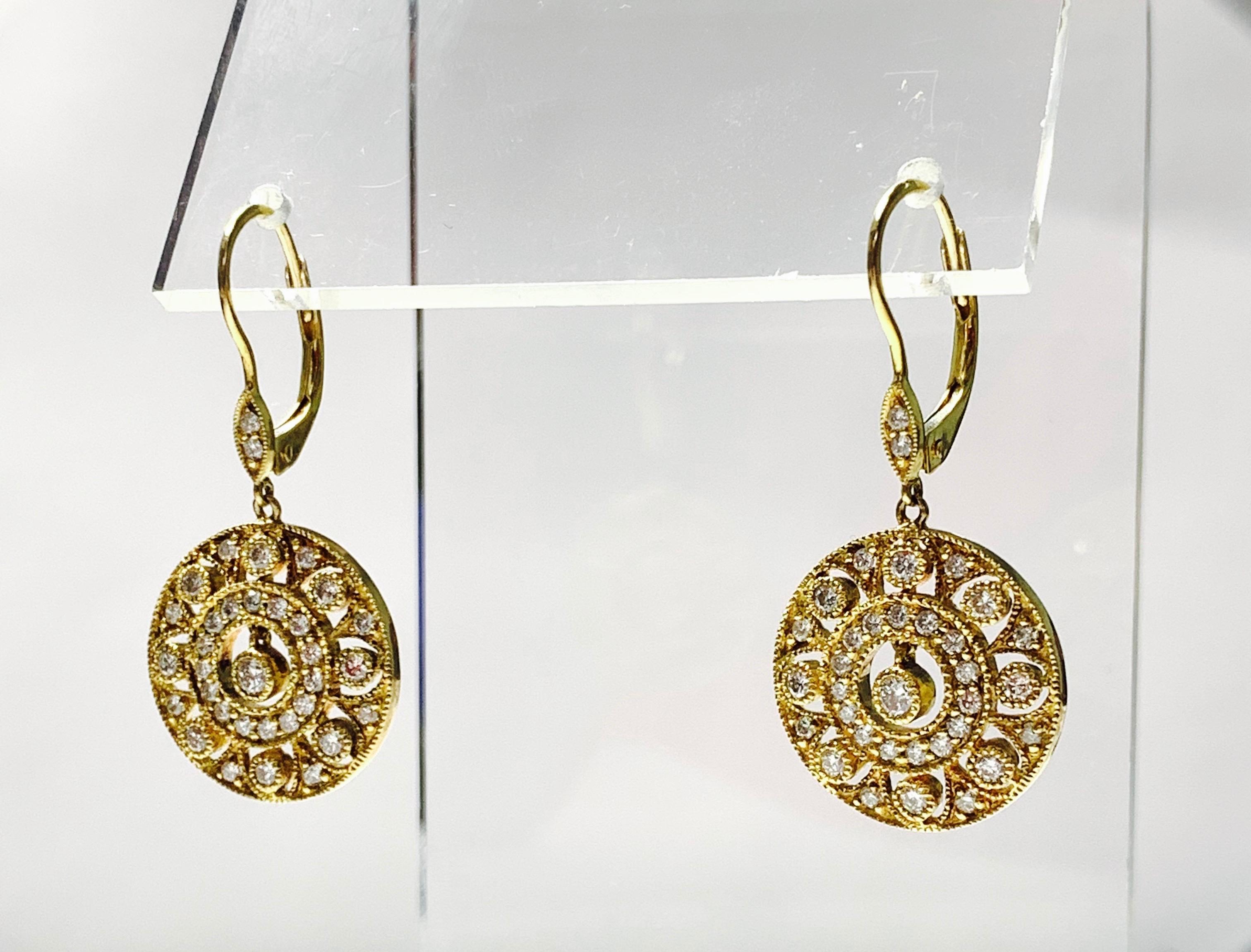 Pendants d'oreilles en or jaune et diamants Neuf - En vente à New York, NY