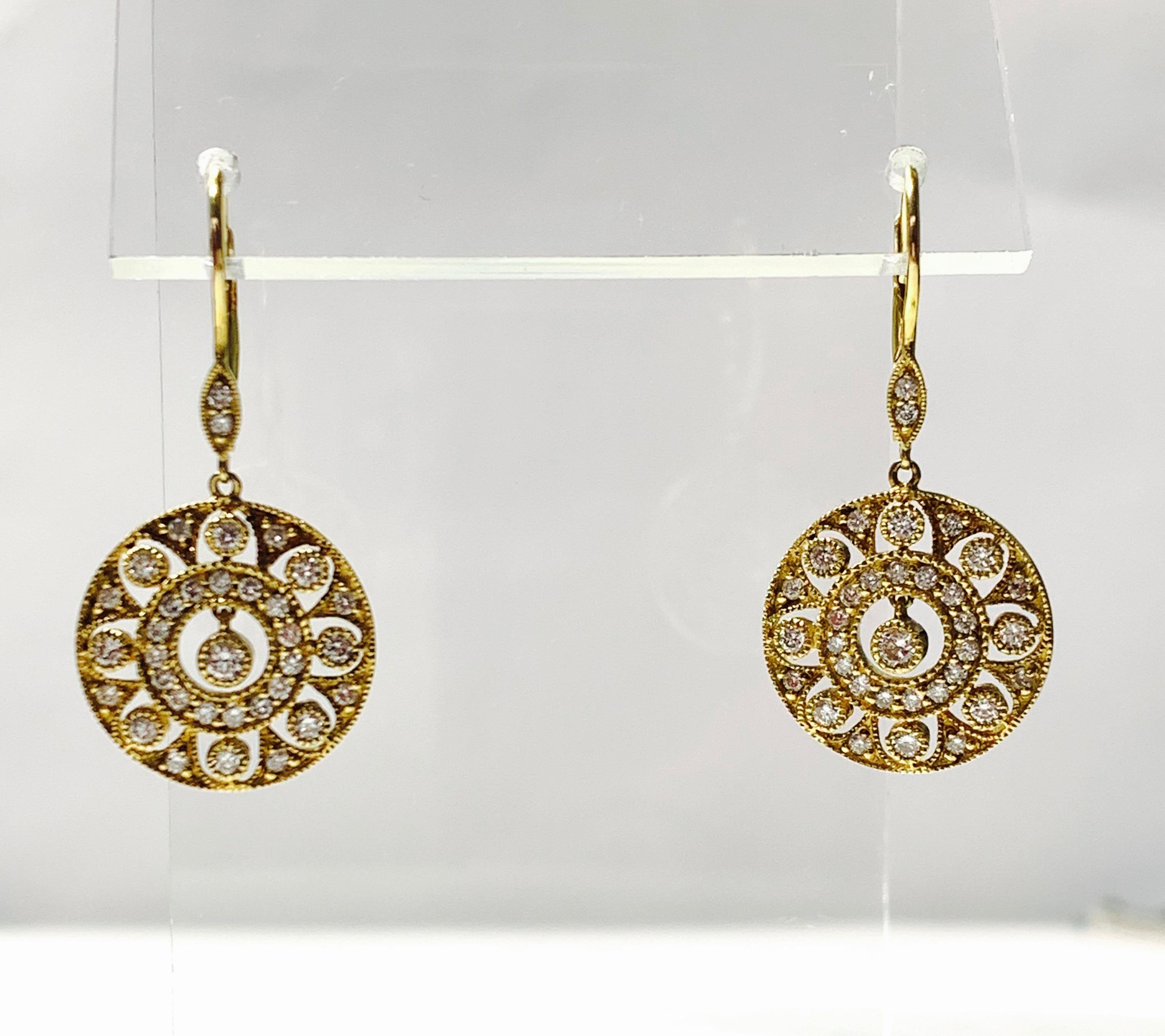 Pendants d'oreilles en or jaune et diamants Pour femmes en vente