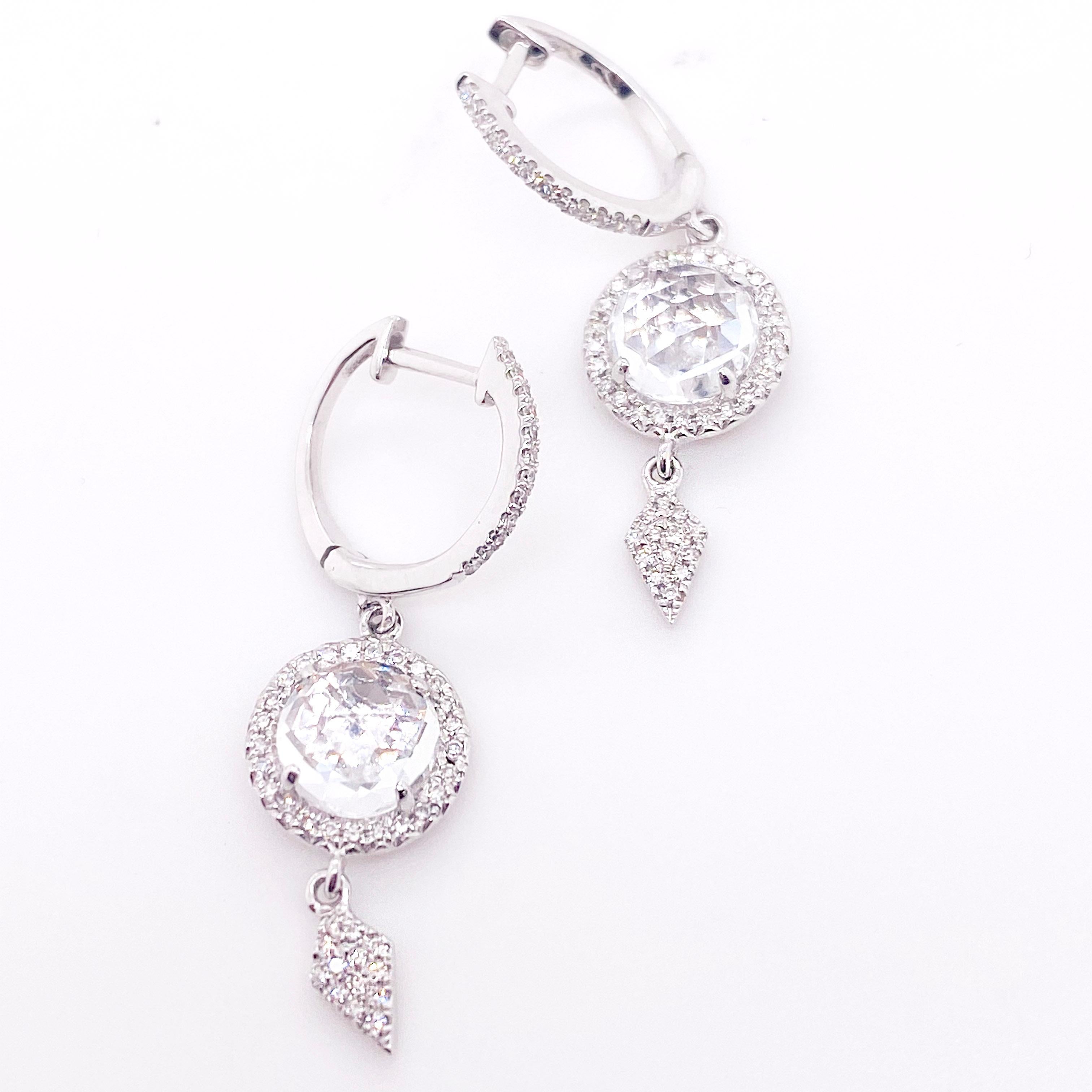Diamant-Ohrhänger, runder weißer Topas, Klappverschluss aus Weißgold, 65 Diamanten (Rundschliff) im Angebot