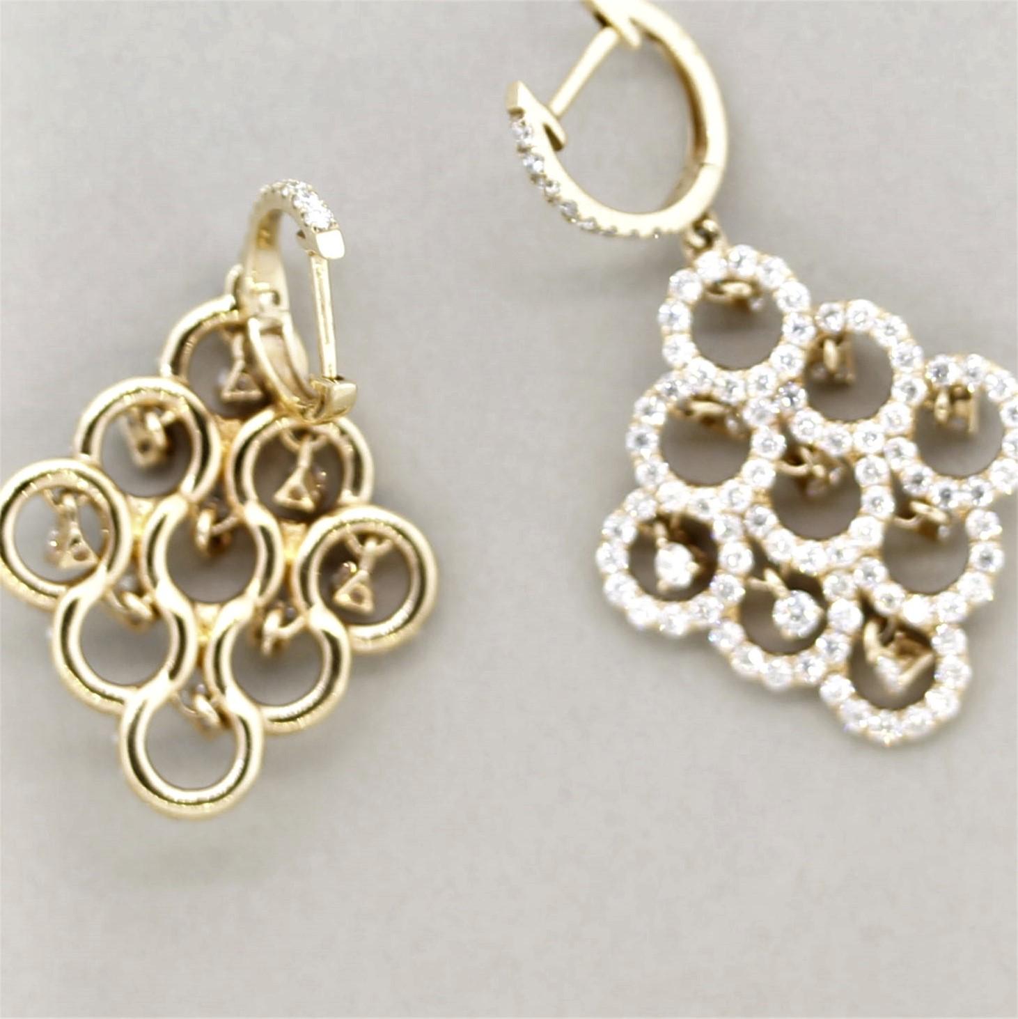 Taille ronde Boucles d'oreilles pendantes chandelier en or avec diamants en vente