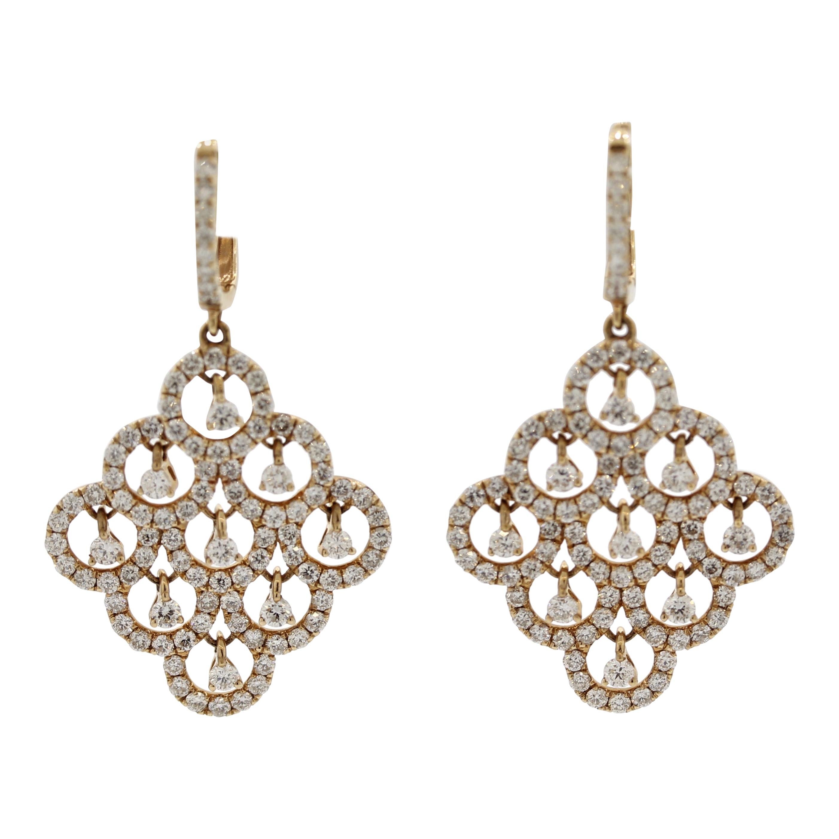 Boucles d'oreilles pendantes chandelier en or avec diamants en vente