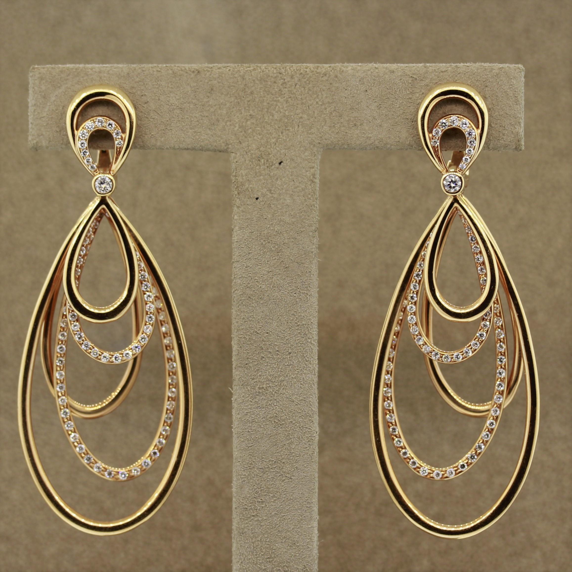 Ein schönes Paar Ohrringe mit mehreren goldenen Schleifen, die unabhängig voneinander baumeln. Sie sind mit 1,92 Karat runden Diamanten im Brillantschliff und einem größeren Diamanten in der Mitte besetzt. Diese Ohrringe aus 18 Karat Roségold
