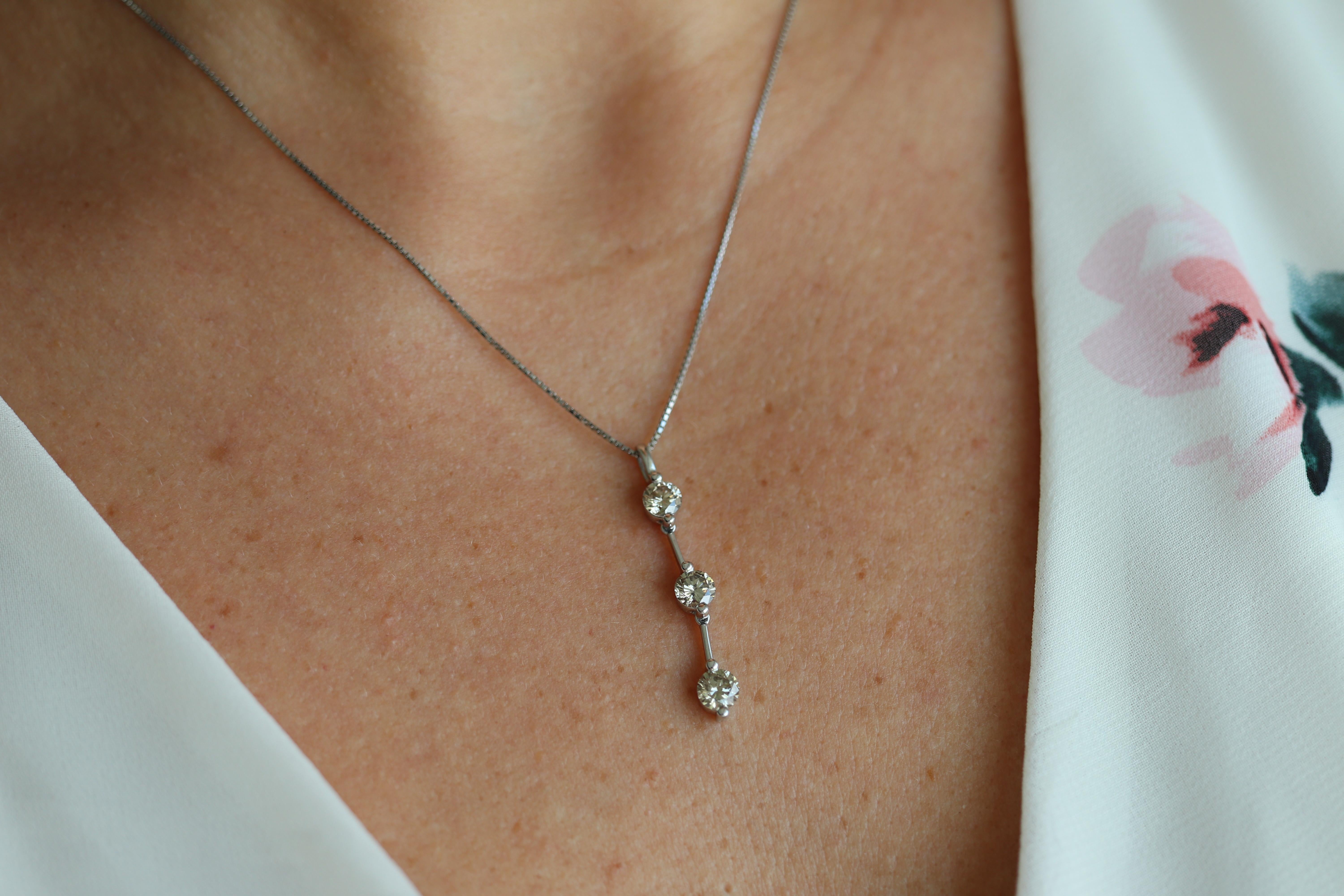 Un ajout étonnant à votre collection.

Journey Dangle Pendentif en diamant serti à l'aide d'une chaîne à maillons courts ajustable

PT900 Monture en platine et PT850 Collier à chaîne en platine

Les diamants sont de taille ronde. 1CTW Total. SI1 à