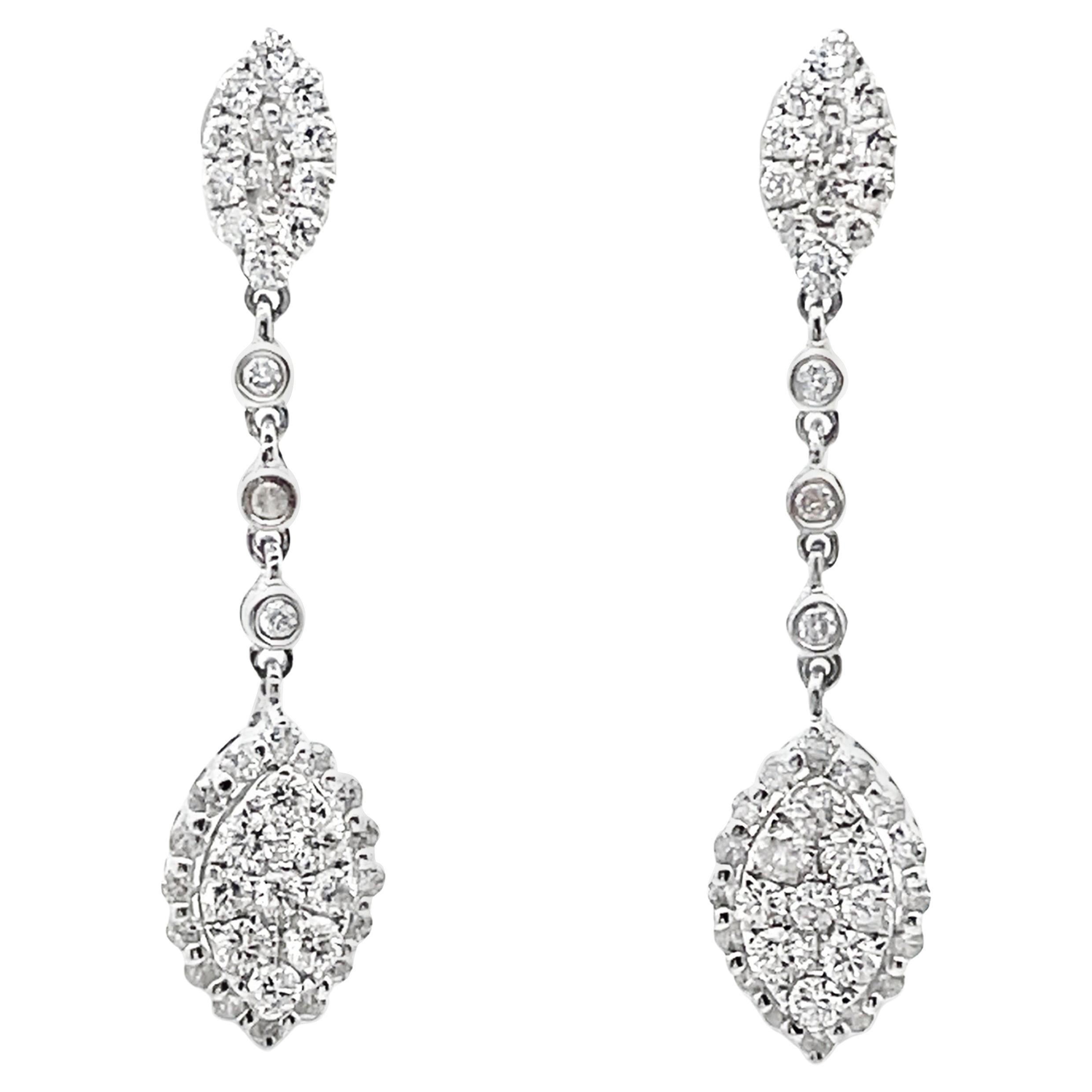 Orecchini con diamanti pendenti a forma di marquise e tondo in oro bianco 18 carati in vendita