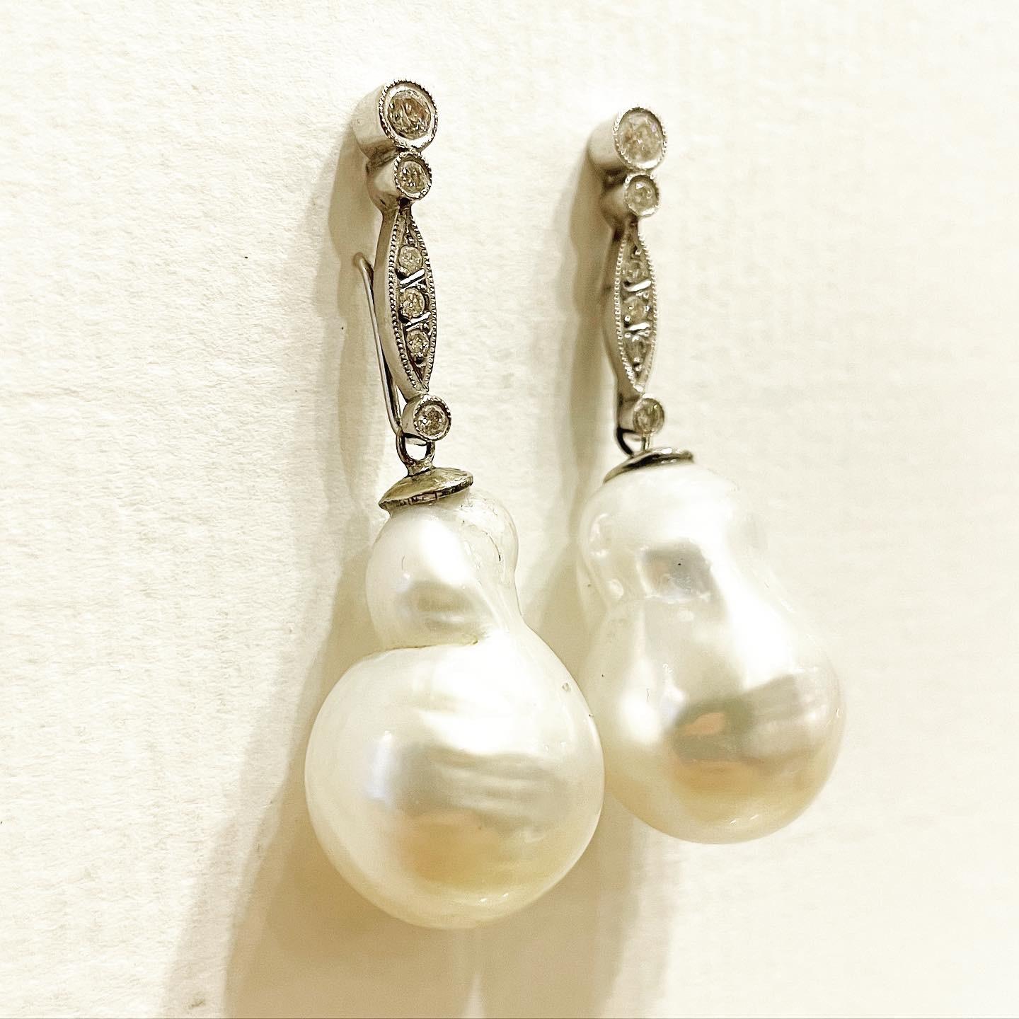Smart diamonds dangling removable South Sea baroque pearls in 18K white gold earrings.
Easy system to remove pearls and to wear only the diamonds part, or even you can hang another drop.
Stud system.
Brilliant cut  diamonds.
Diamond approximate