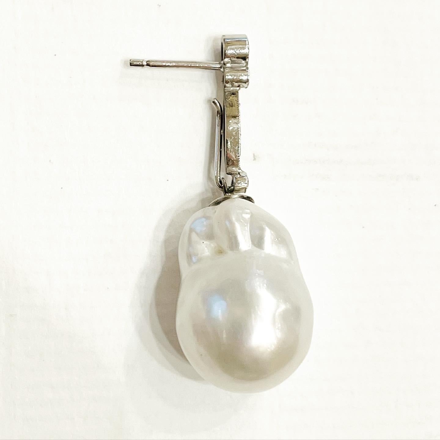 Diamond Dangle Removable South Sea Baroque Pearl Stud 18k White Gold Earrings In Good Condition For Sale In Pamplona, Navarra