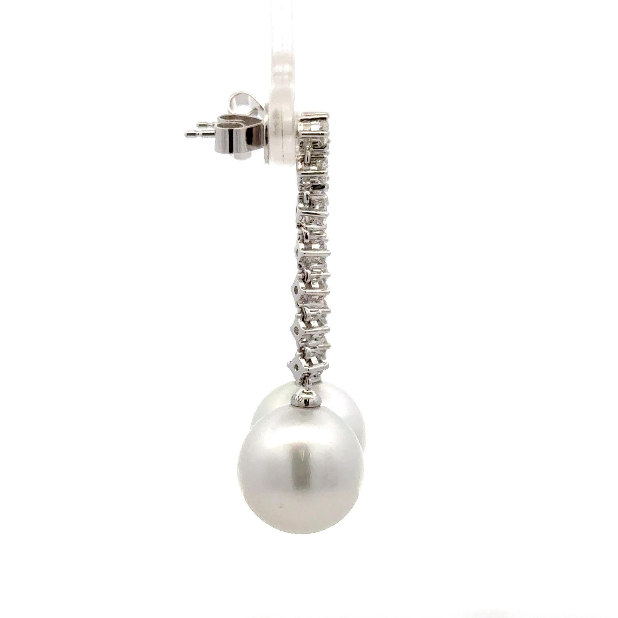 Taglio rotondo Orecchini con diamanti e perle dei mari del sud 0,75 carati in oro bianco 18KT 13-14 MM in vendita