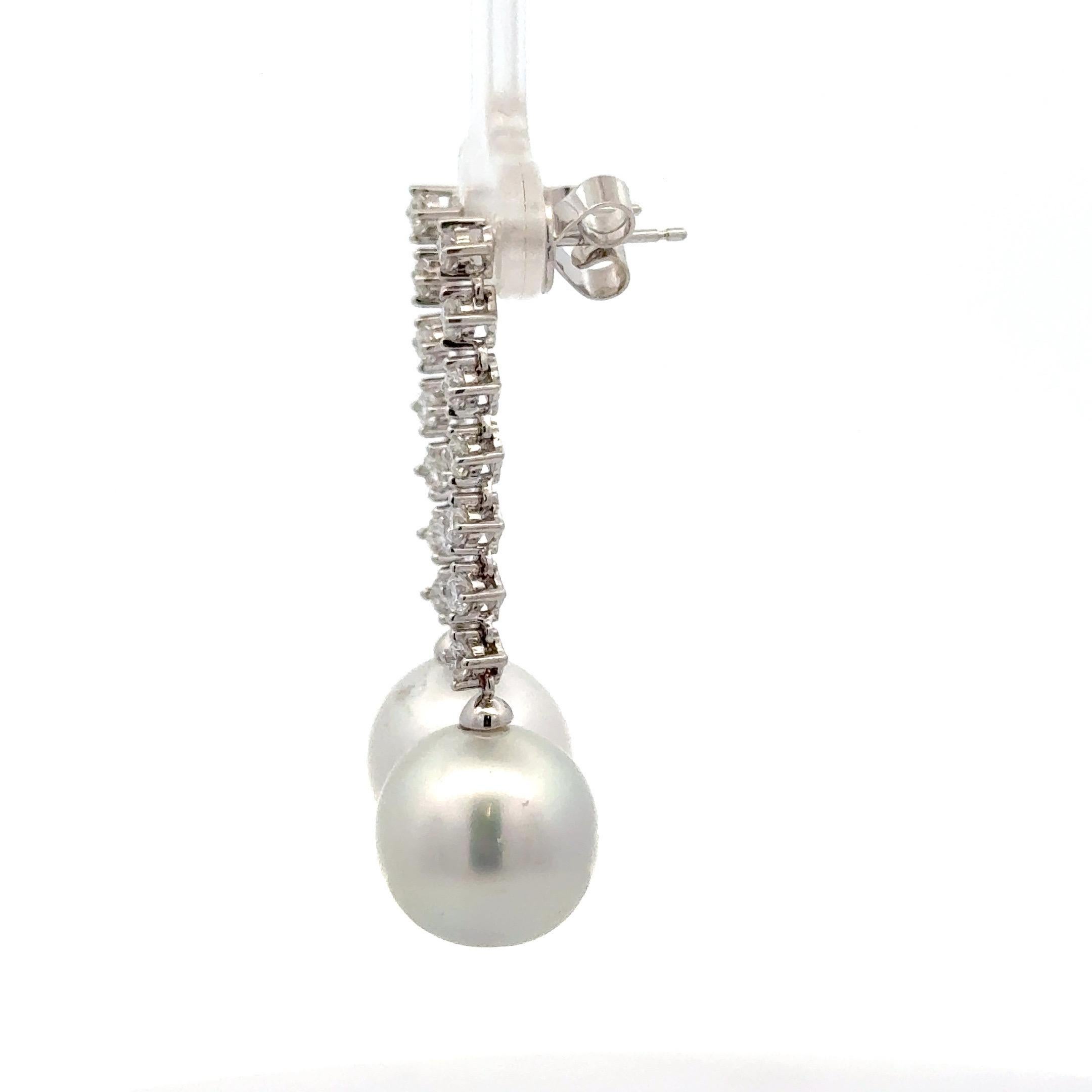 Orecchini con diamanti e perle dei mari del sud 0,75 carati in oro bianco 18KT 13-14 MM In condizioni Nuovo in vendita a New York, NY