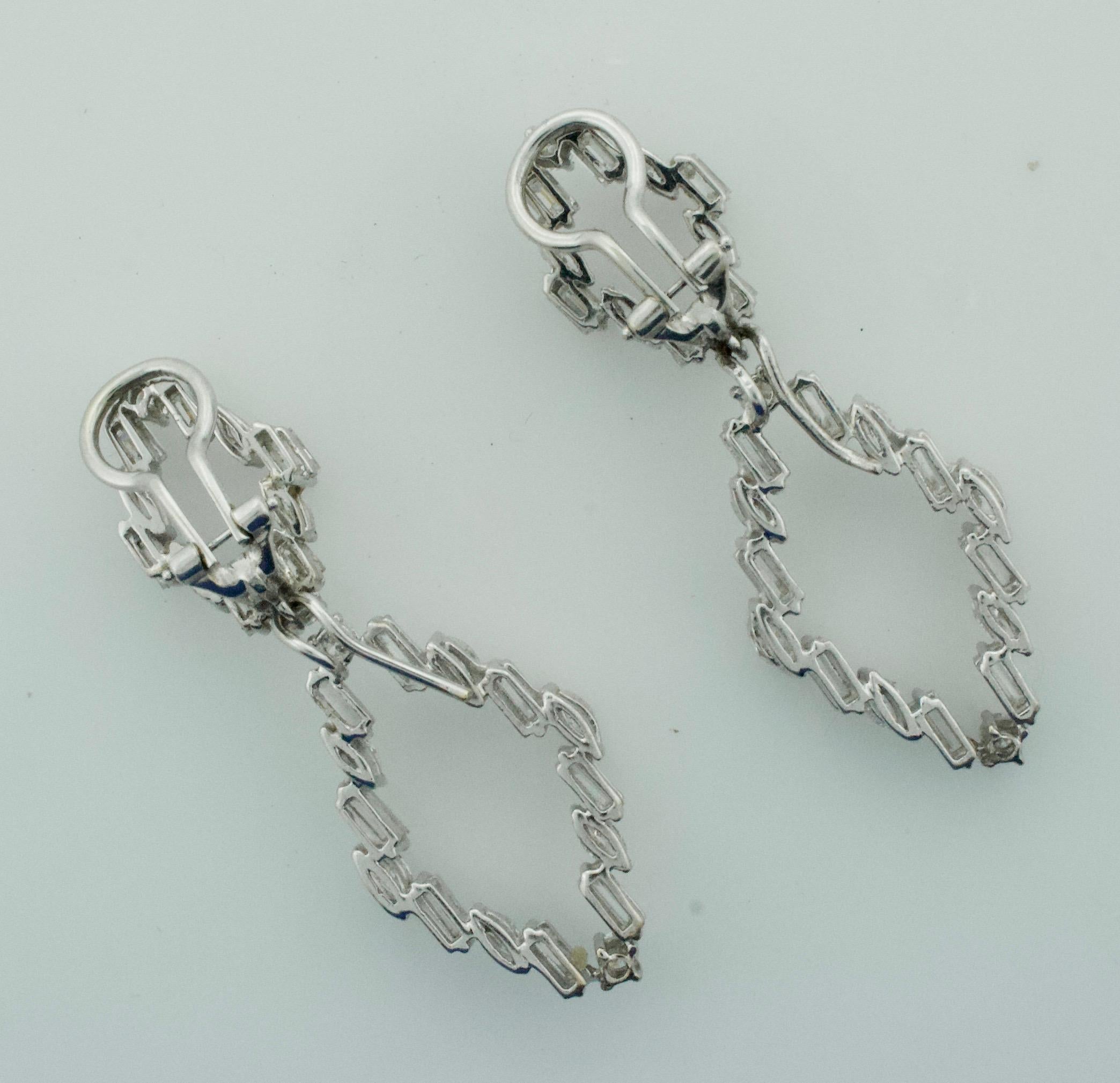 Diamant-Ohrringe mit baumelnden Diamanten aus 18 Karat 6,10 Karat (Baguetteschliff) im Angebot