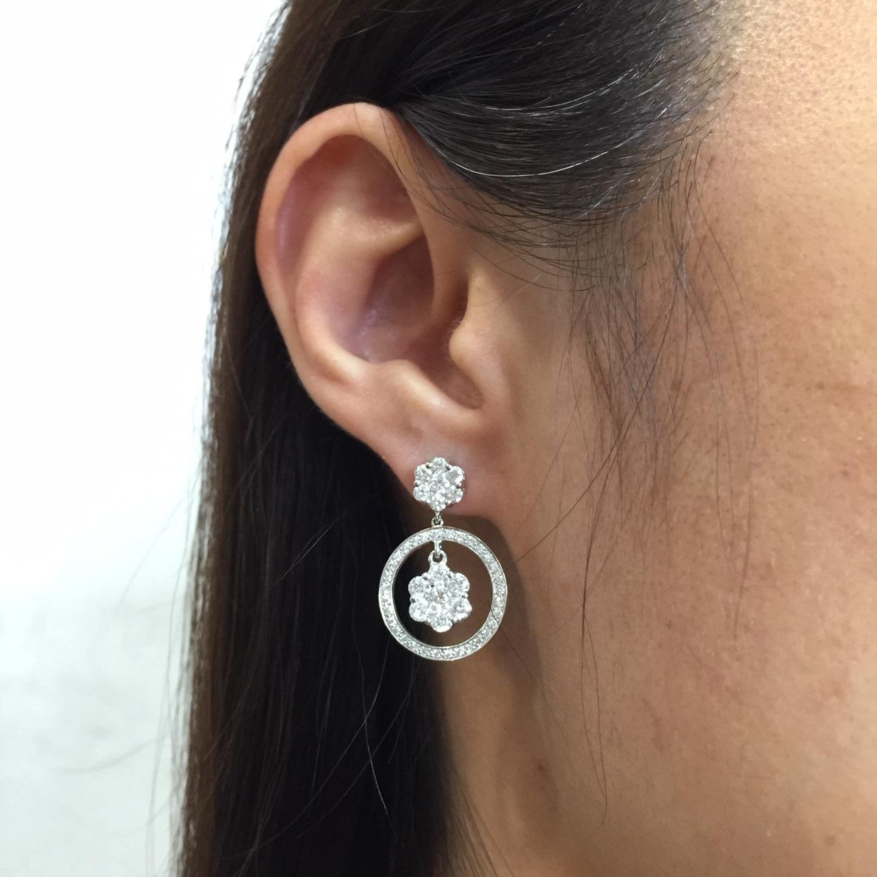 Diamond Dangling Earrings 18 Karat White Gold In New Condition For Sale In Bangkok, TH