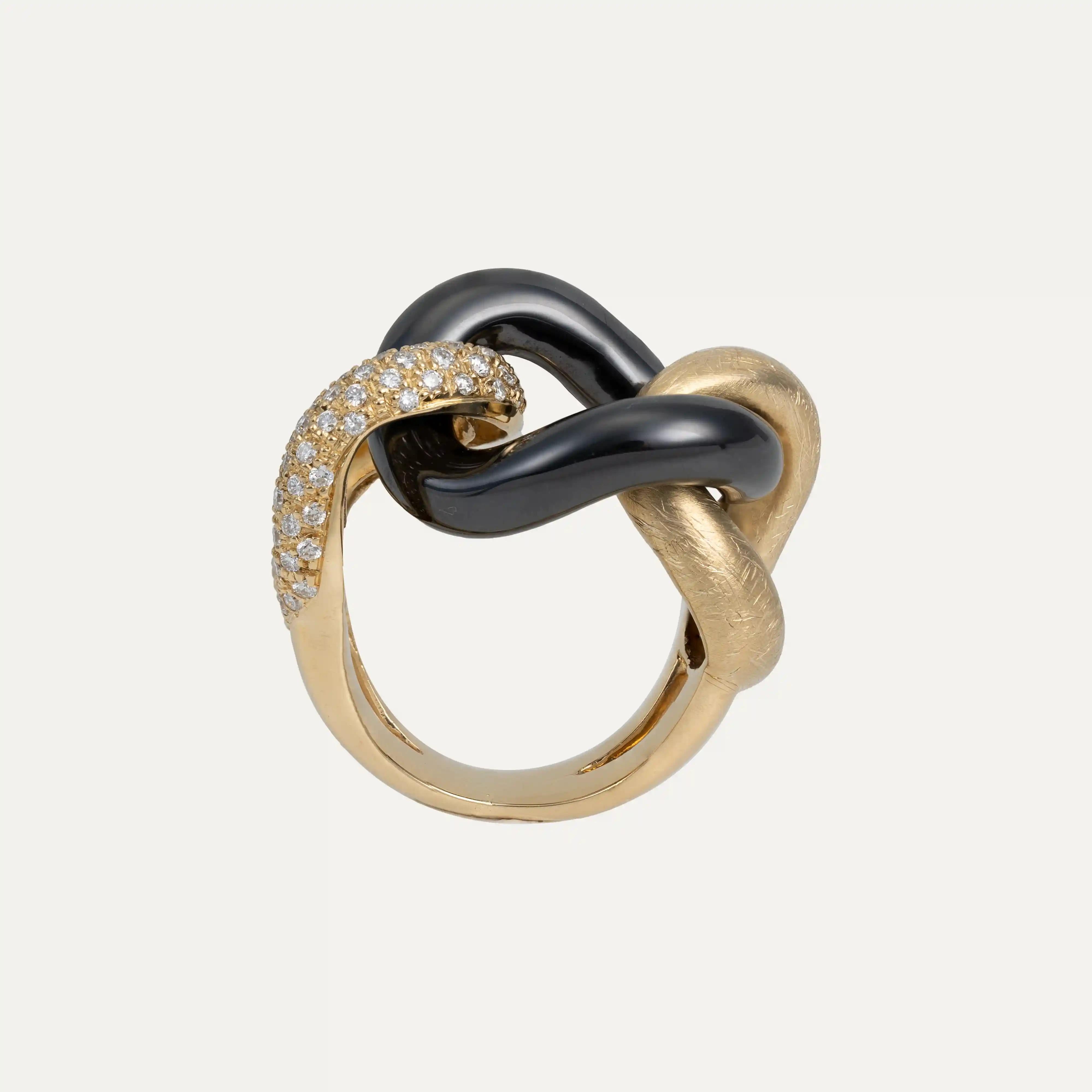 Dieser Cocktailring aus Diamant, dunkelgrauem Hämatit und Gelbgold ist ein elegantes Zusammenspiel von Textur und Kontrast und besticht durch sein zeitgenössisches Design. Das aus 19,2 kt (800‰) Gelbgold gefertigte Schmuckstück besteht aus drei