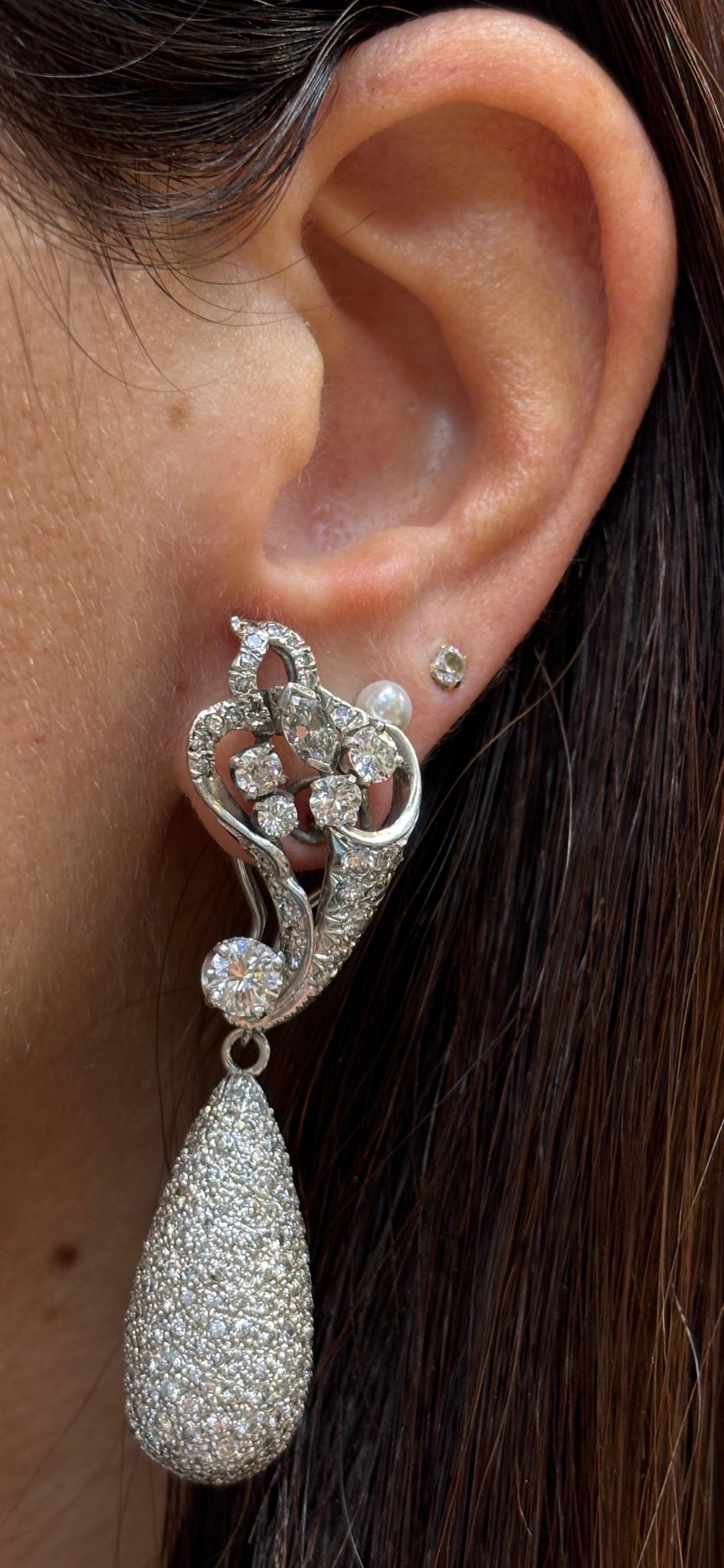 Pendientes Día y Noche de Diamantes

 Un par de pendientes con una gota móvil de pave suspendida de un pendiente con motivo floral de diamantes. 

Medidas: 2,25