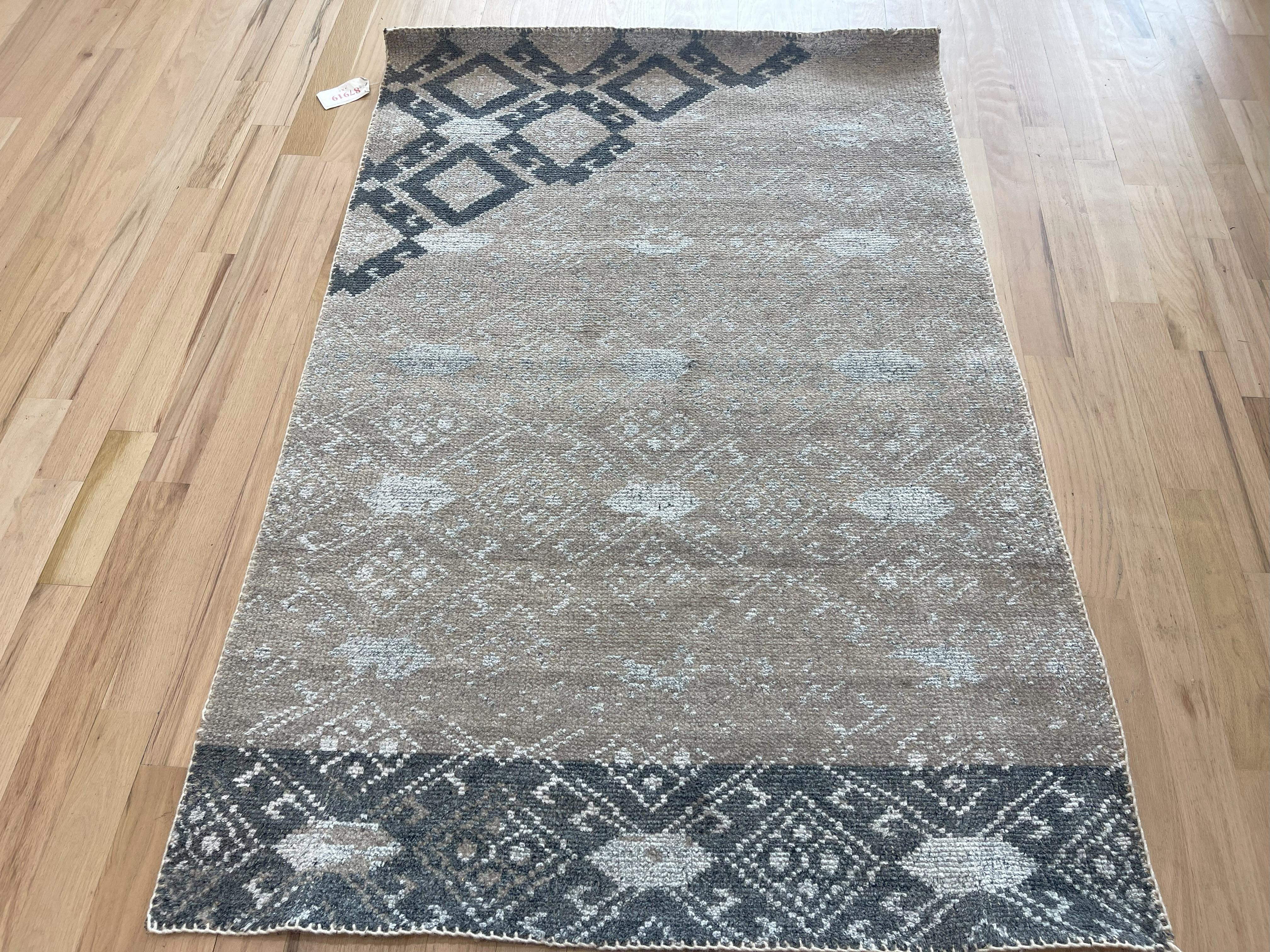 Alfombra de diseño diamante en Nuevo estado para la venta en West Hollywood, CA