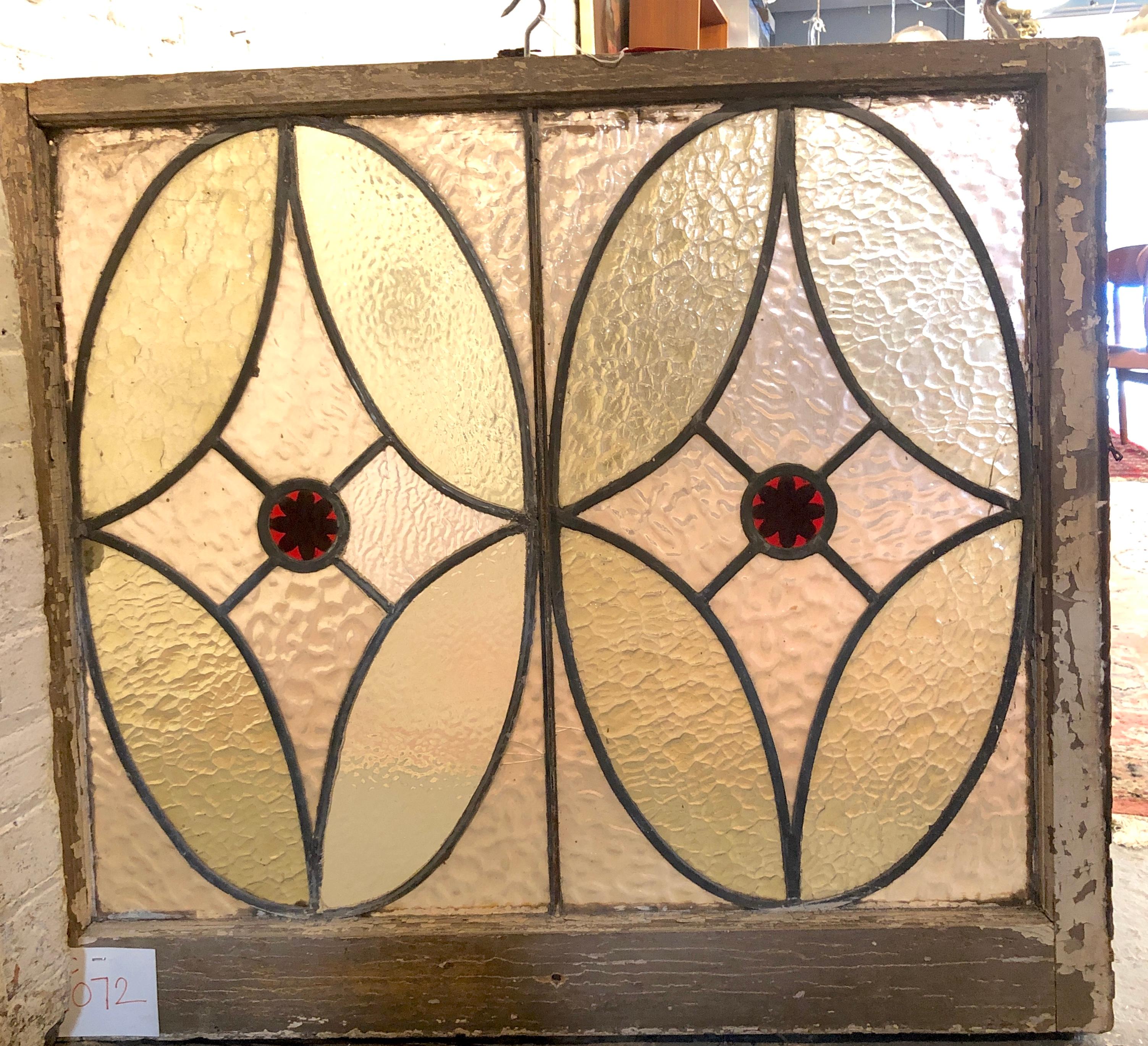 Finestra antica con vetro colorato e decorazioni in piombo. Due rombi con colorazione chiara, caratterizzati da punte floreali in piombo.
Attualmente è alloggiato in una cornice di legno - le dimensioni complessive si riferiscono alla vetrata e alla