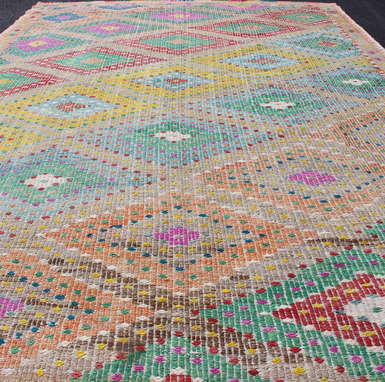 Colorida alfombra turca Kilim Vintage bordada con diseño de diamantes y colores vivos en venta 4